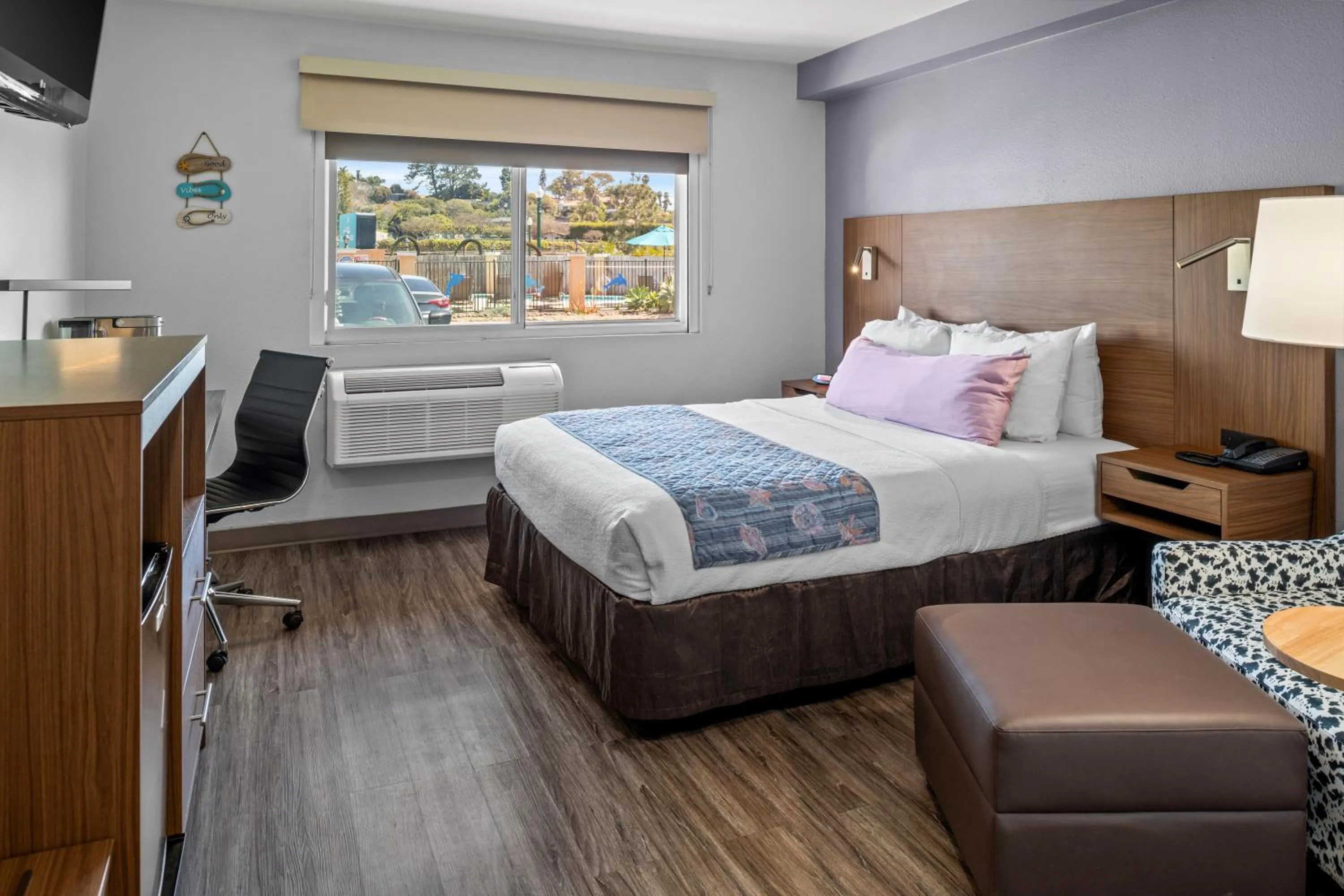 Bed in Brisa Pacific Hotel Encinitas