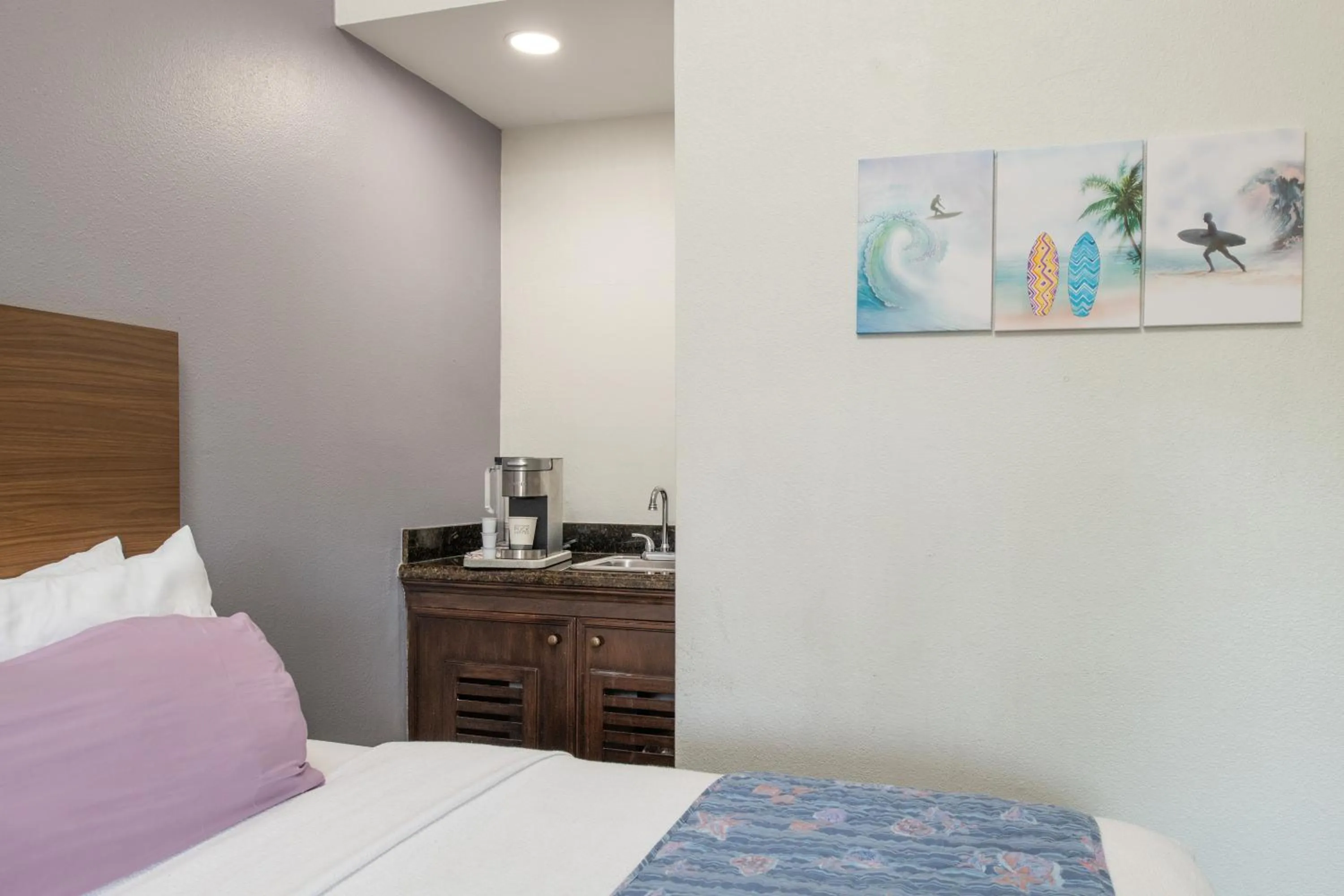 Coffee/tea facilities, Bed in Brisa Pacific Hotel Encinitas