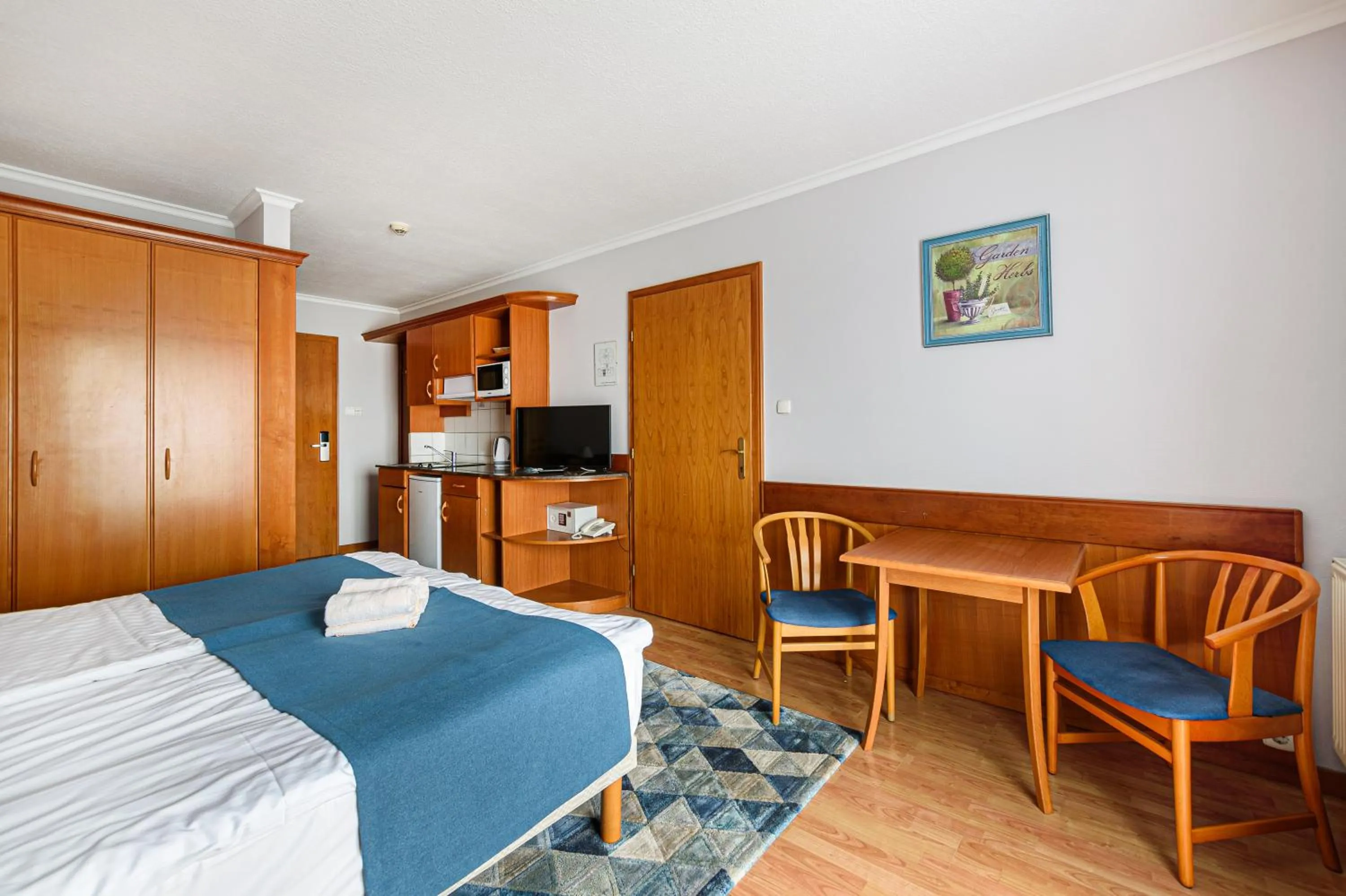 Photo of the whole room, Bed in Holiday Club Apartman Hotel