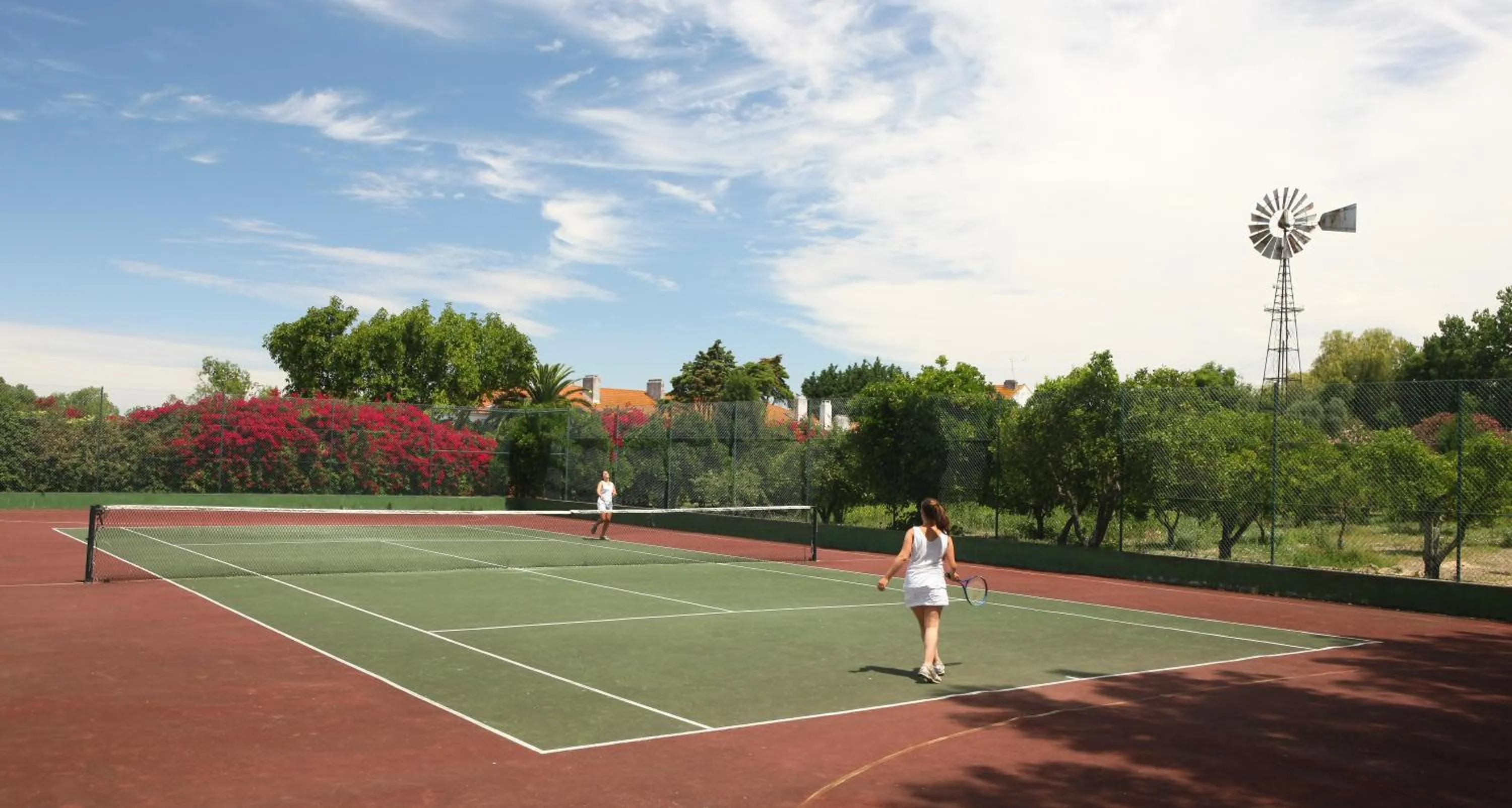 Tennis court in Quinta Da Praia Das Fontes