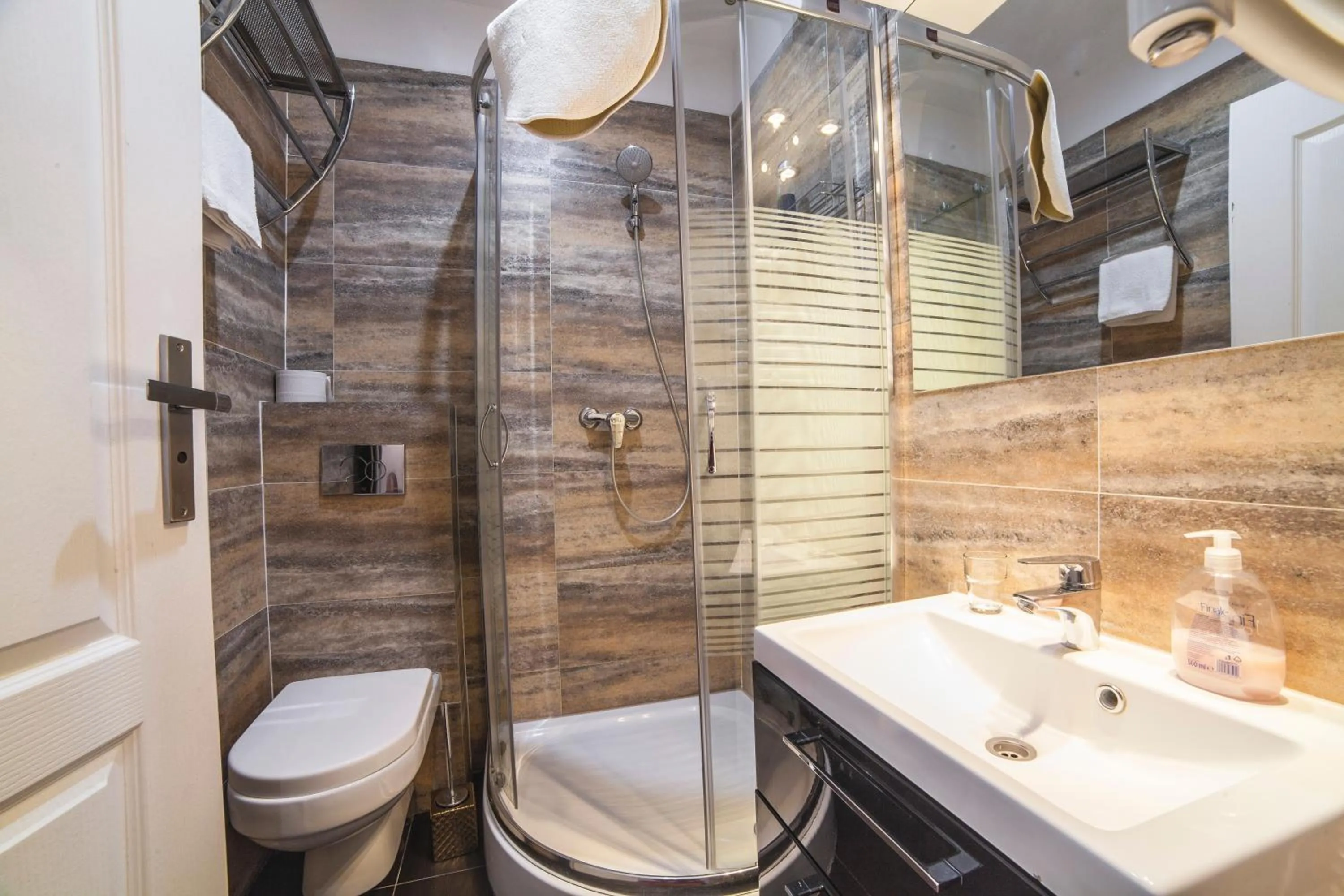 Shower in Residence B&B La Fontaine Aparthotel