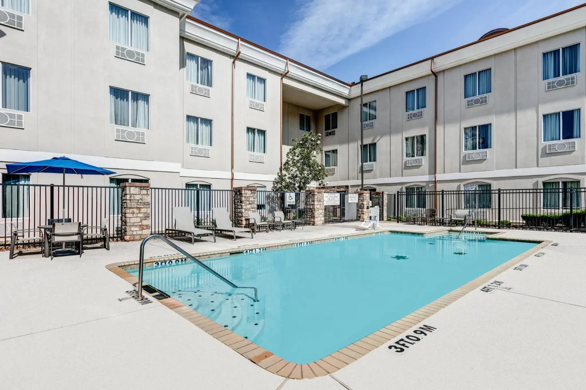 Swimming pool in Holiday Inn Express Hotel & Suites Marshall by IHG Swimming pool in Holiday Inn Express Hotel & Suites Marshall by IHG