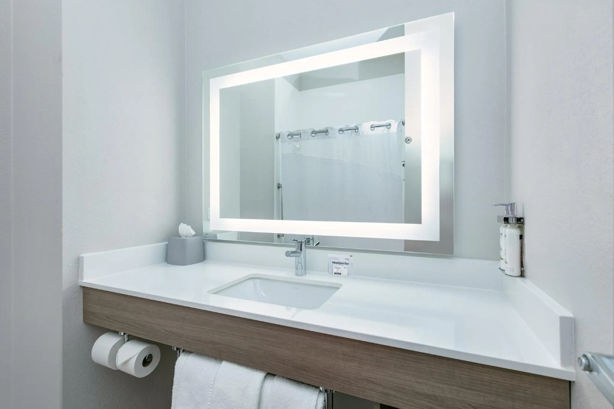 Bedroom in Holiday Inn Express Hotel & Suites Marshall by IHG