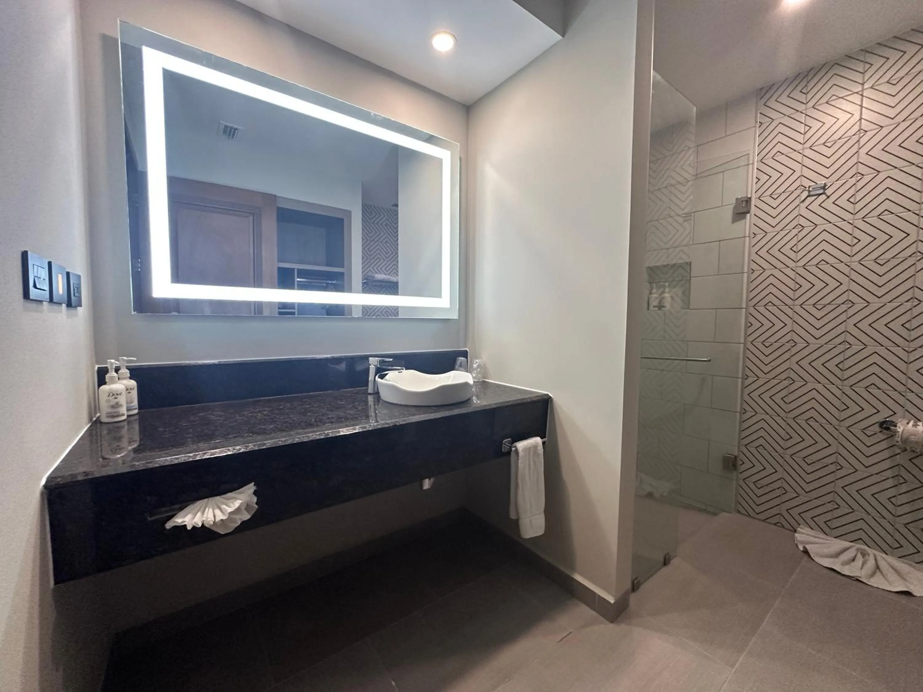 Shower in Holiday Inn Express Nuevo Laredo by IHG