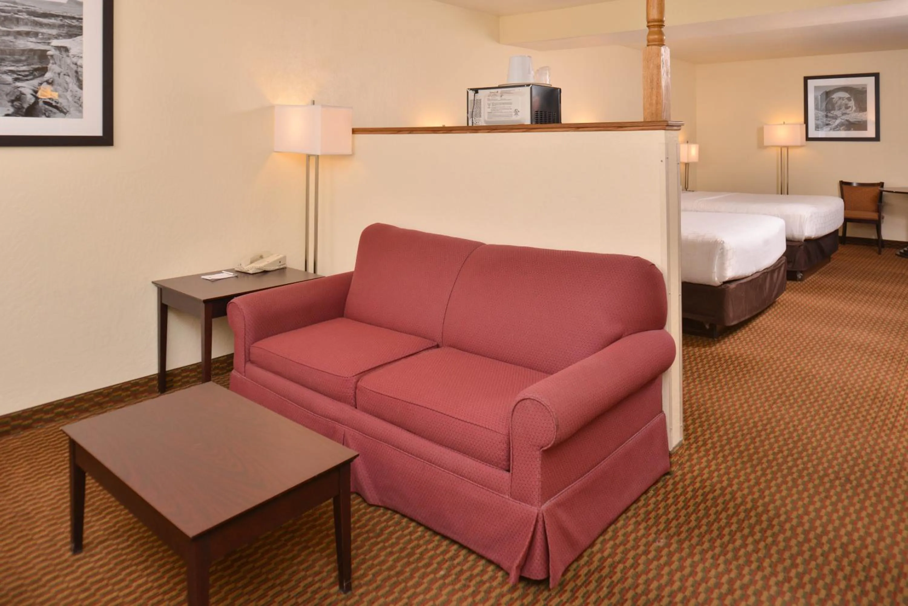 Seating area, Bed in Clarion Inn Page - Lake Powell