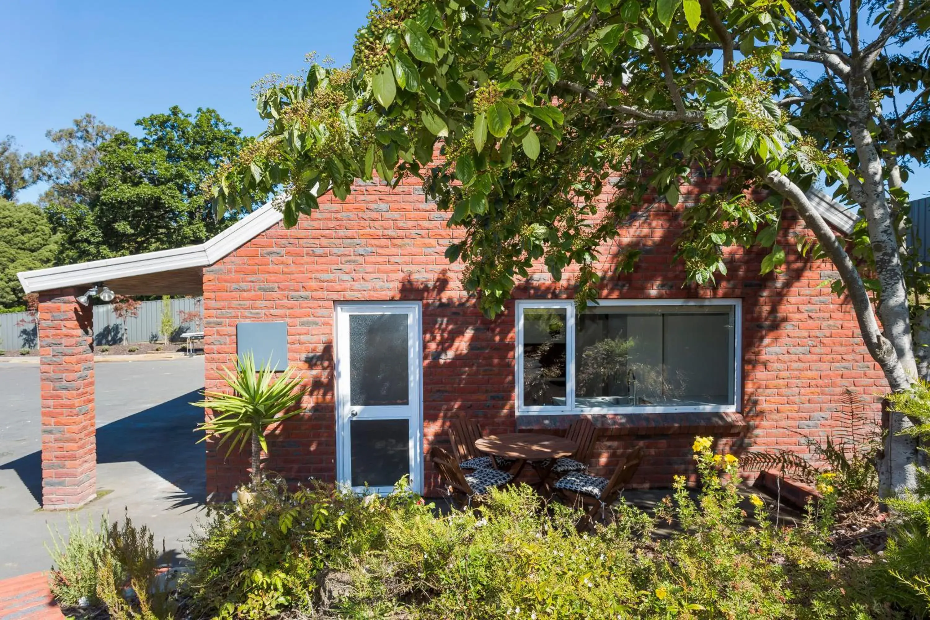 Property building in Superior Dunedin Apartments Property building in Superior Dunedin Apartments