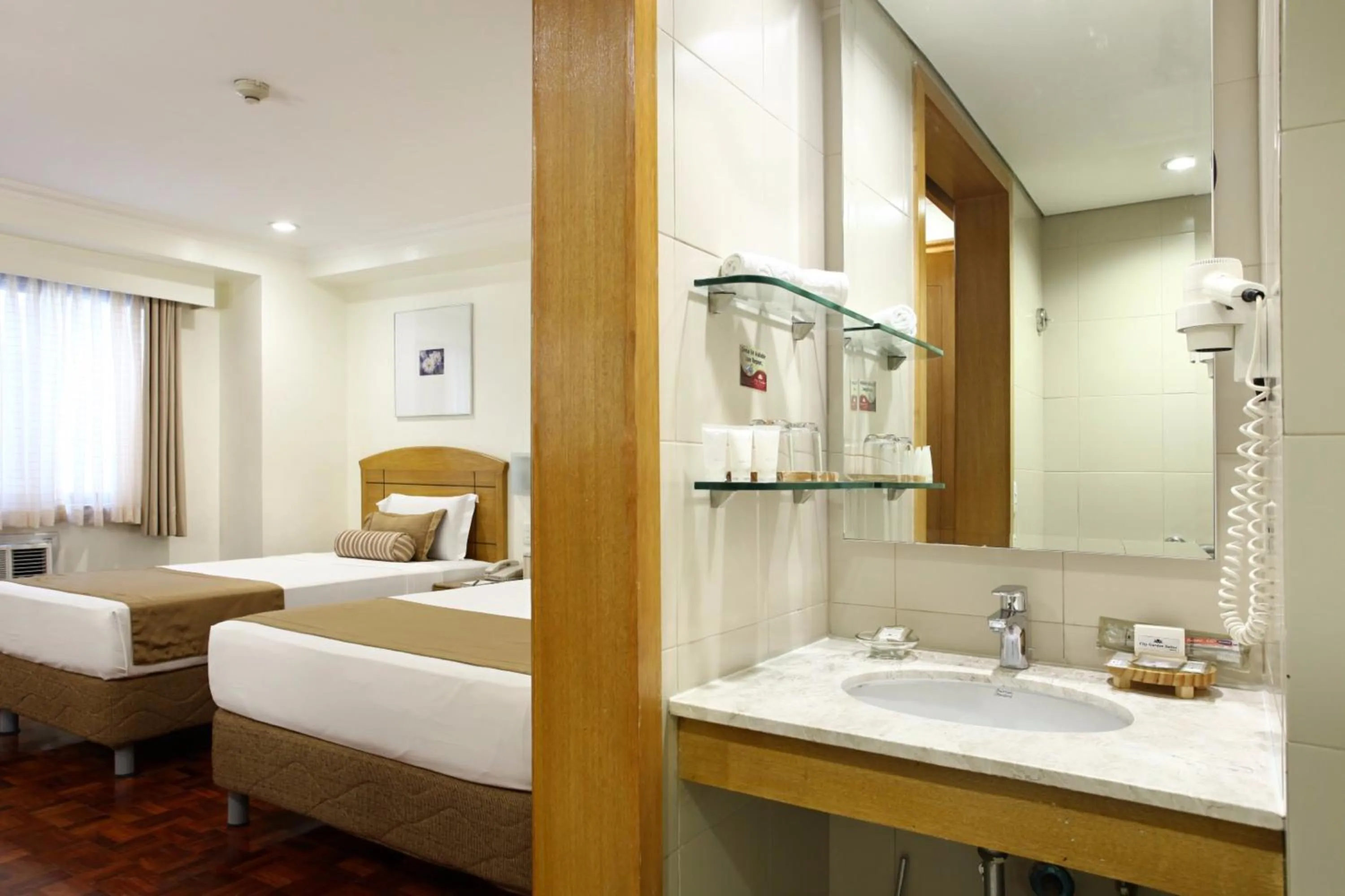 Toilet, Bed in City Garden Suites Manila