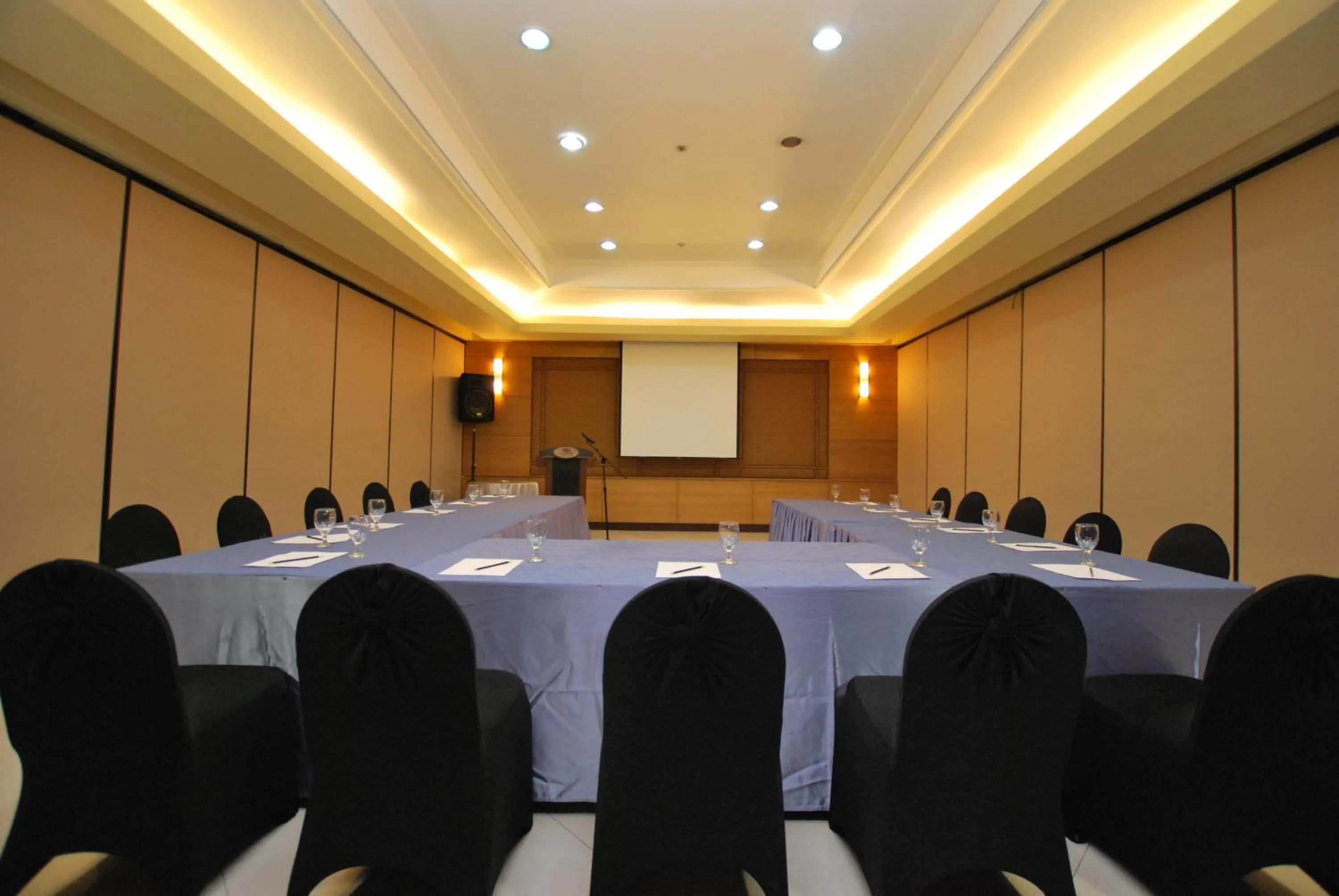 Business facilities in City Garden Suites Manila