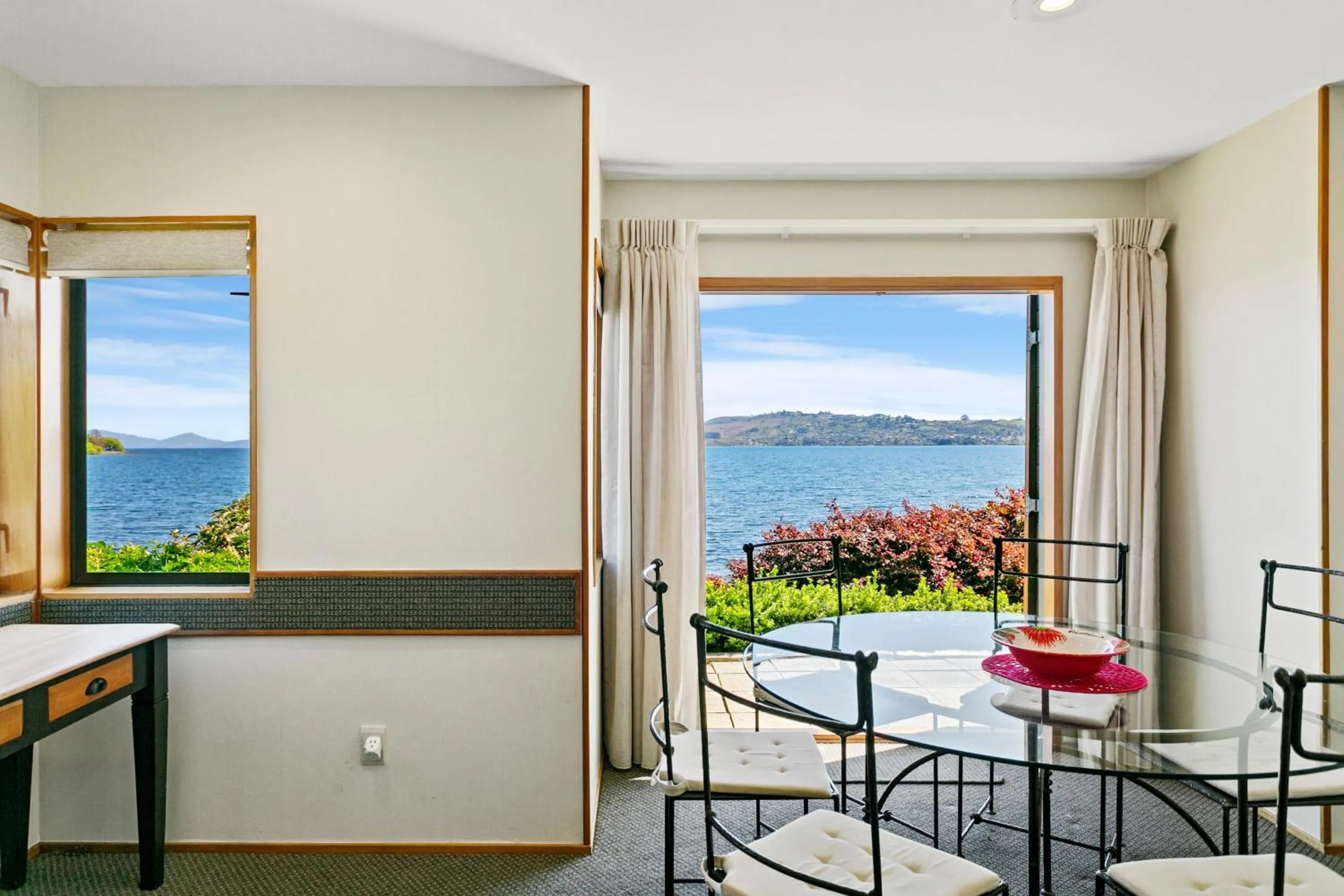 Dining area in Cascades Lakefront Motel