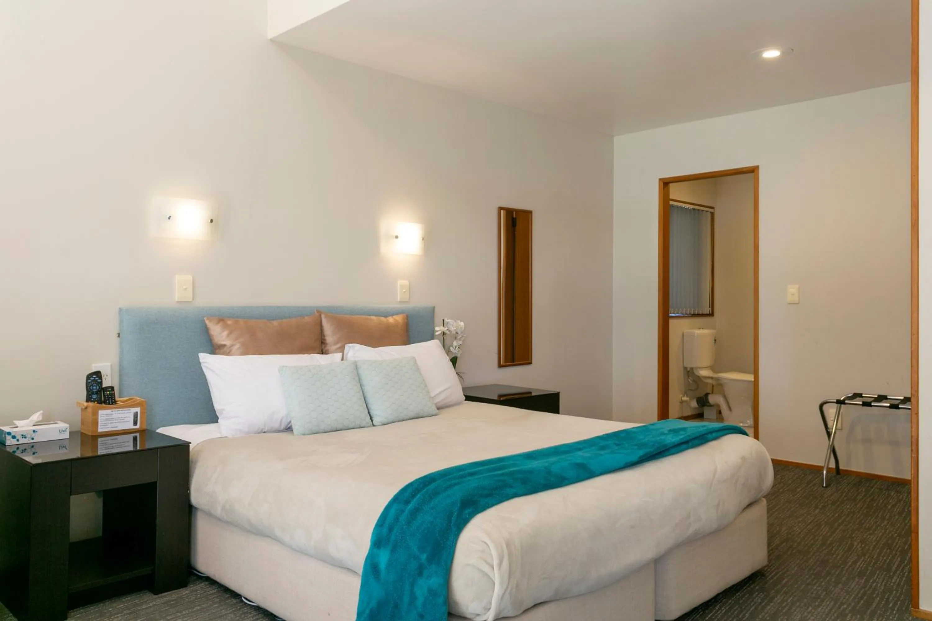 Bed in Cascades Lakefront Motel