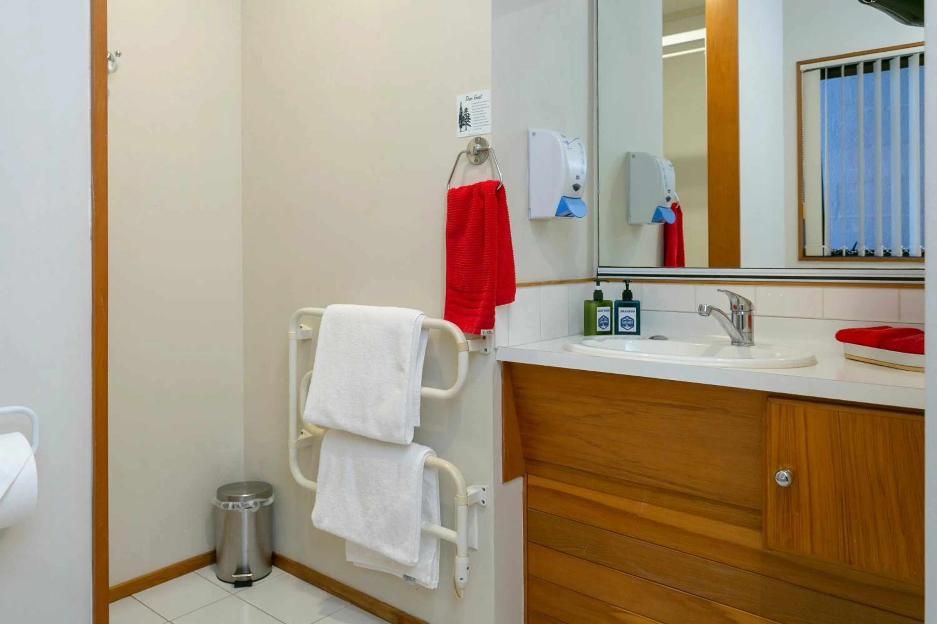 Bathroom in Cascades Lakefront Motel