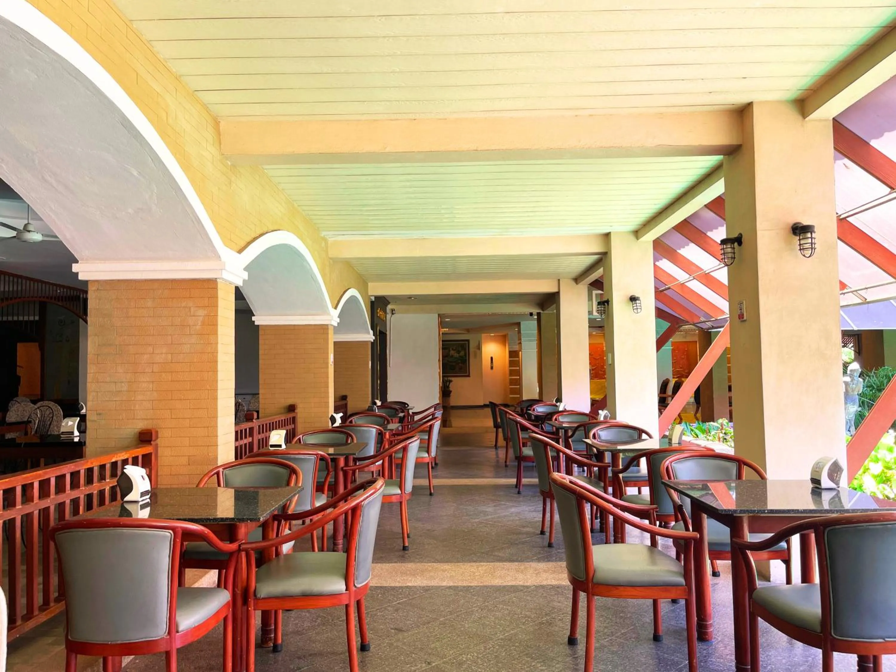 Restaurant/places to eat in Eastern Grand Palace