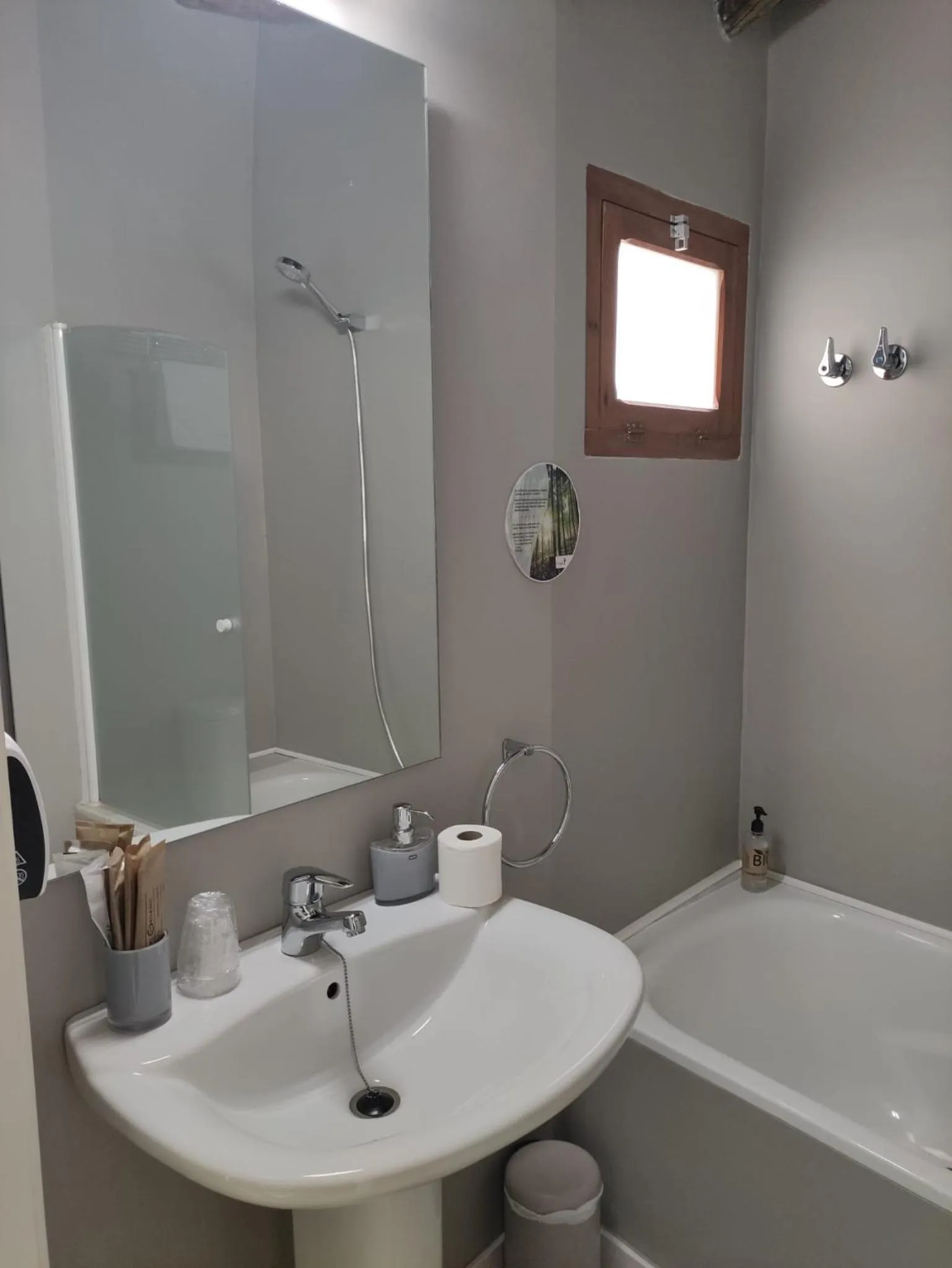 Bathroom in Hotel Almunia