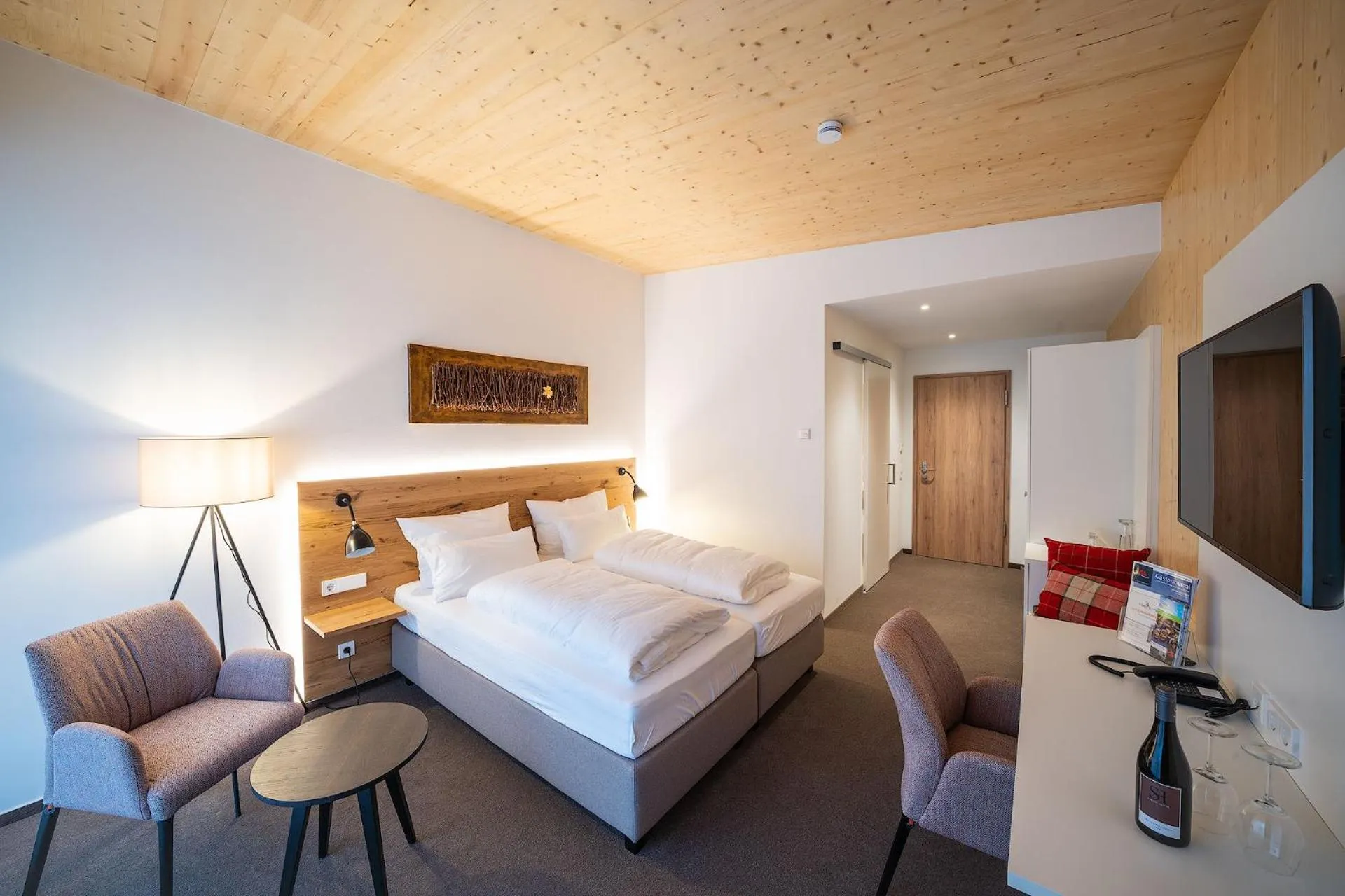 Photo of the whole room, Bed in Weinhotel Pfeffer & Salz