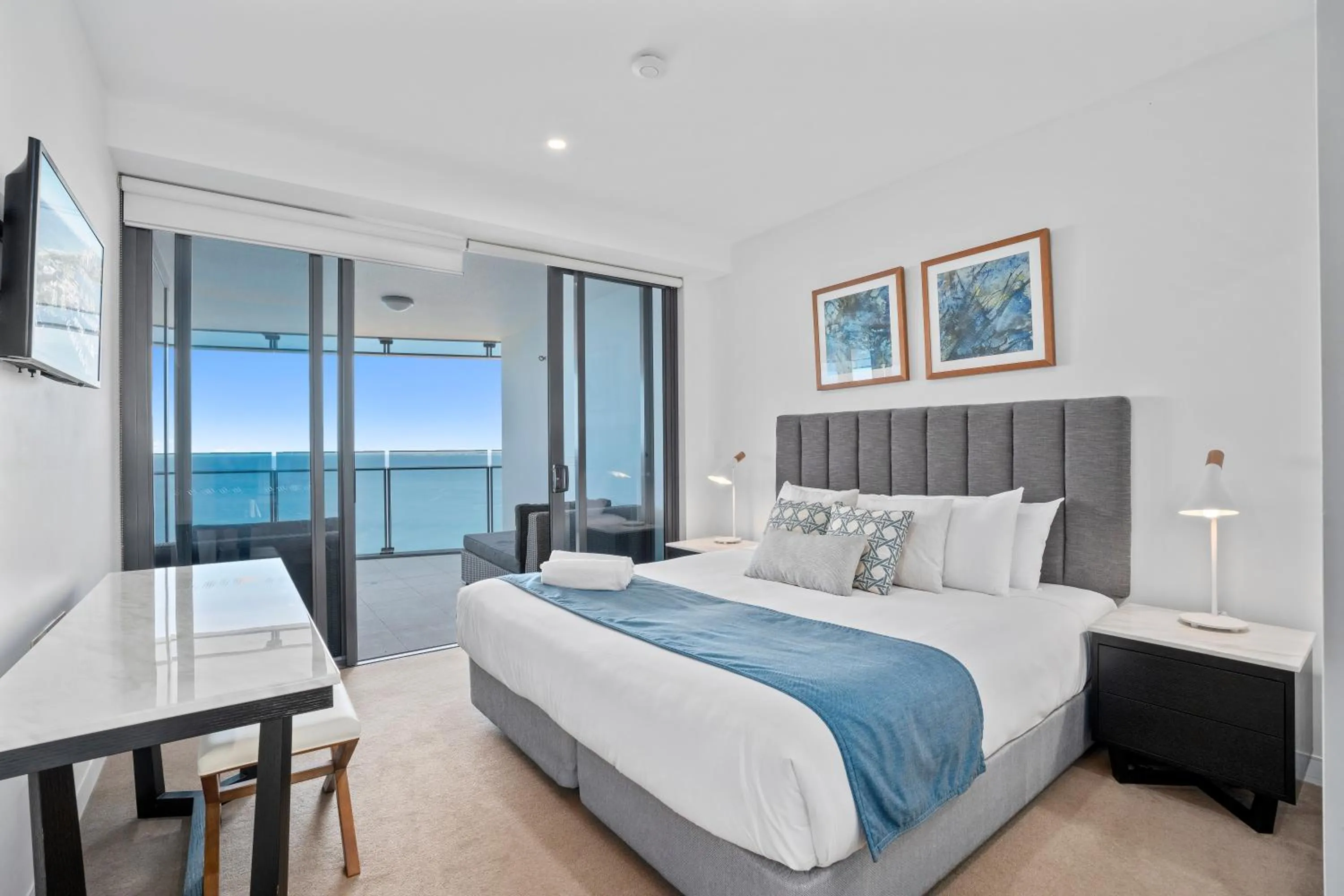 Bedroom, Bed in Soul Surfers Paradise - Gclr