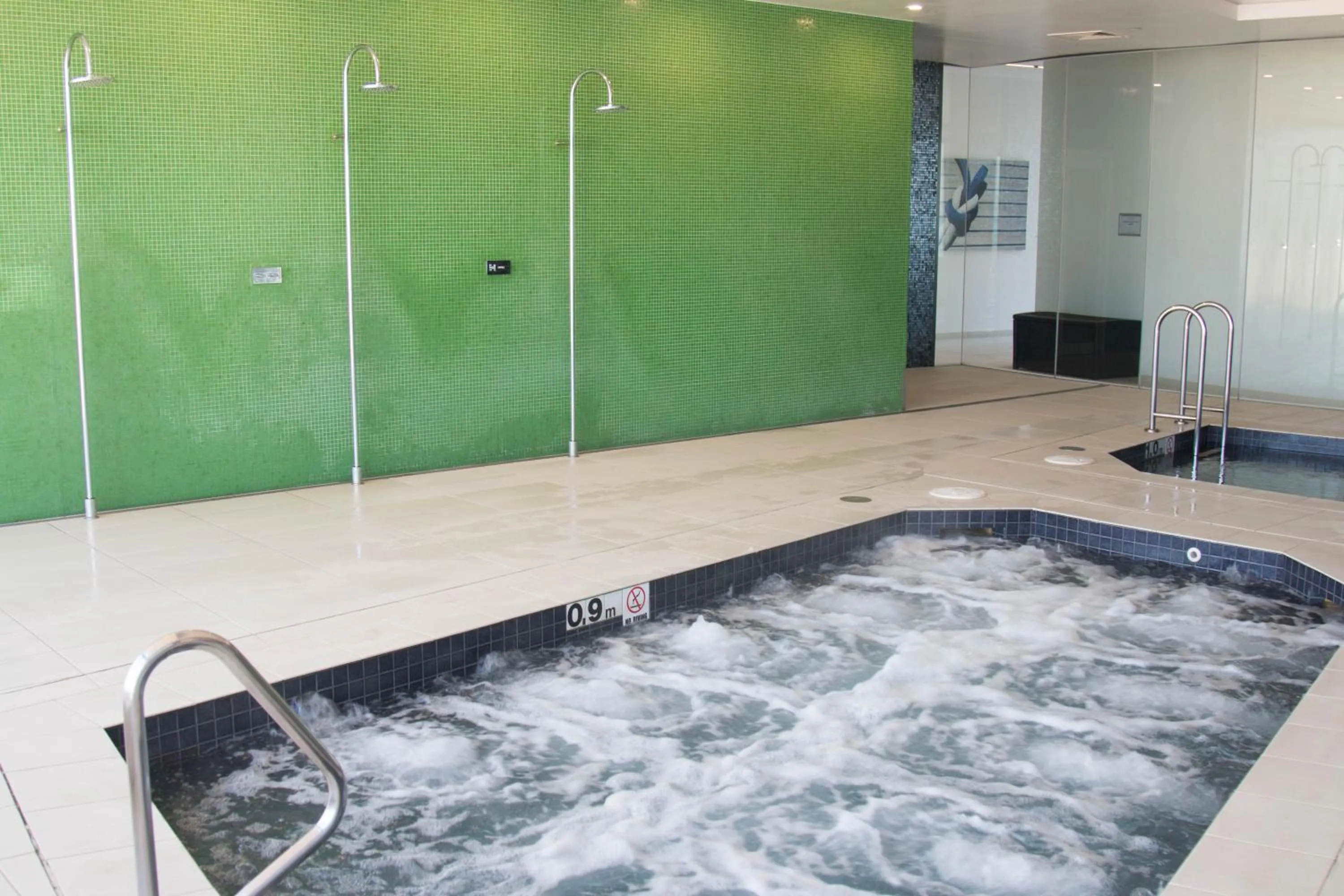 Hot Tub in Soul Surfers Paradise - Gclr