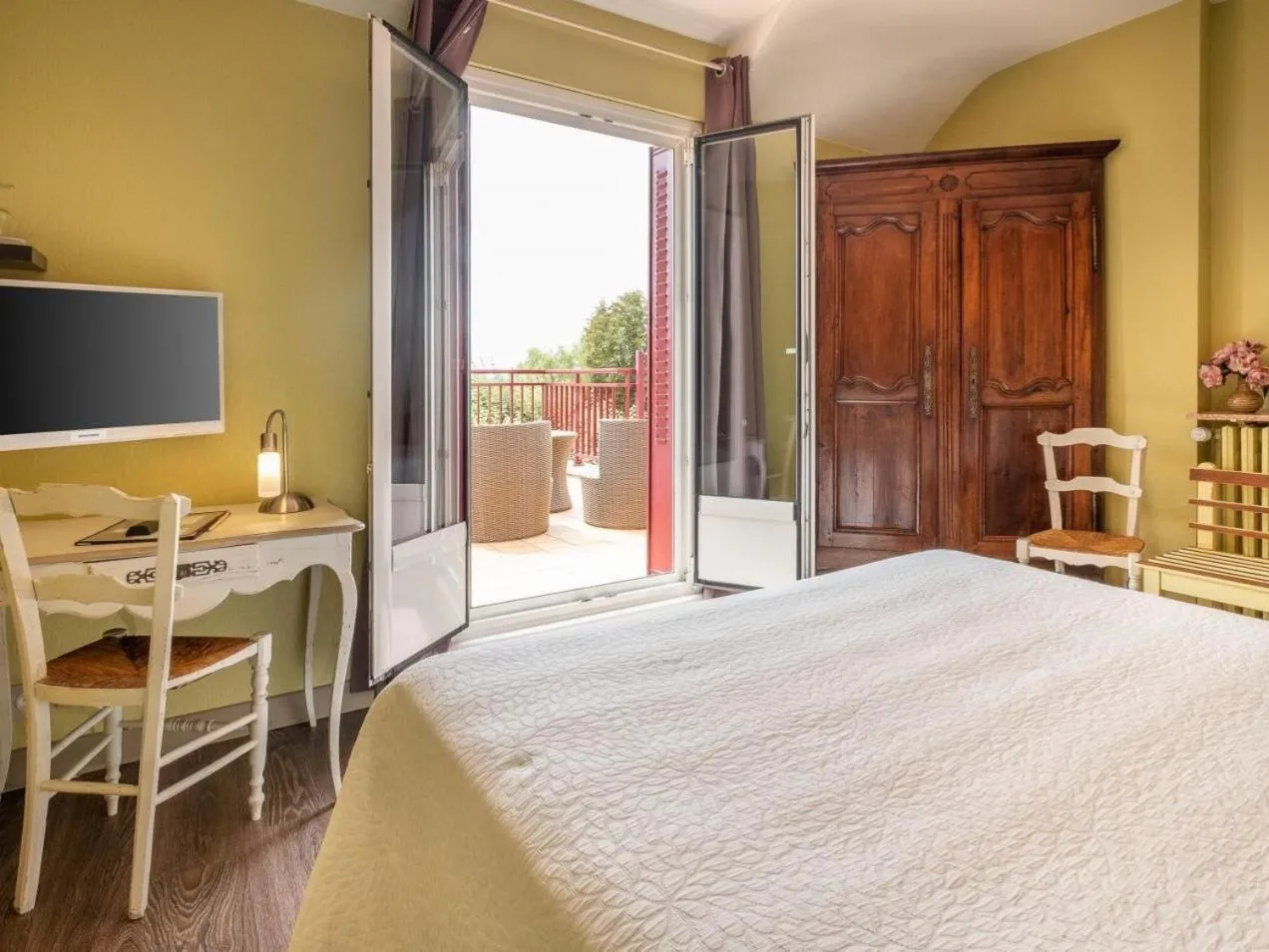 Bed in Logis Hôtel Restaurant Le Coq Hardi