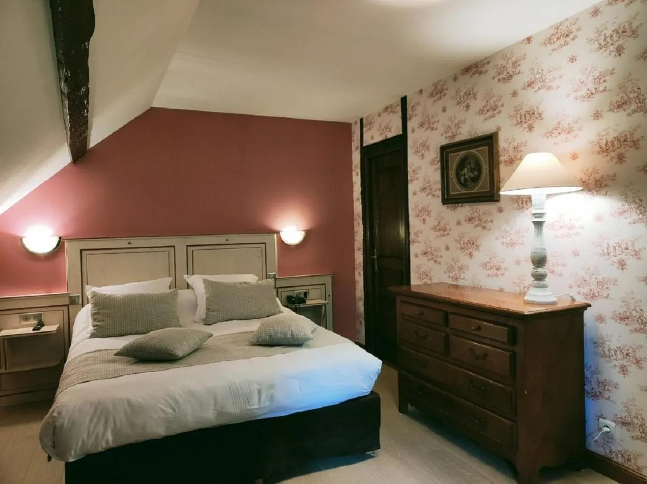 Property building, Bed in La Chaumière