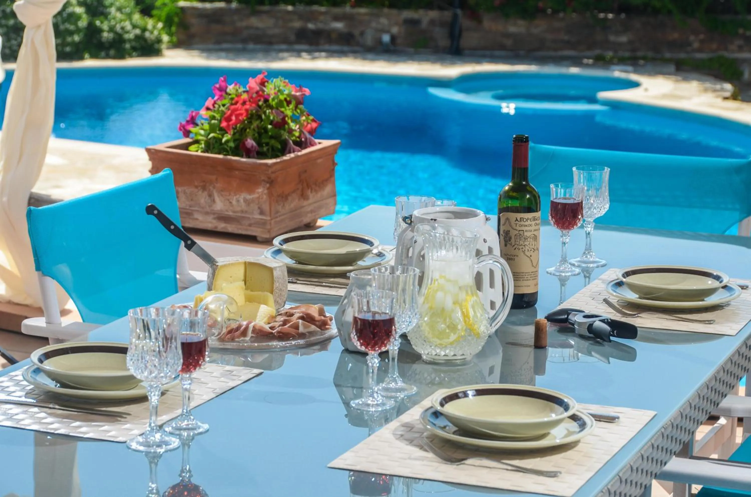 Restaurant/places to eat in Villa Pari Manda