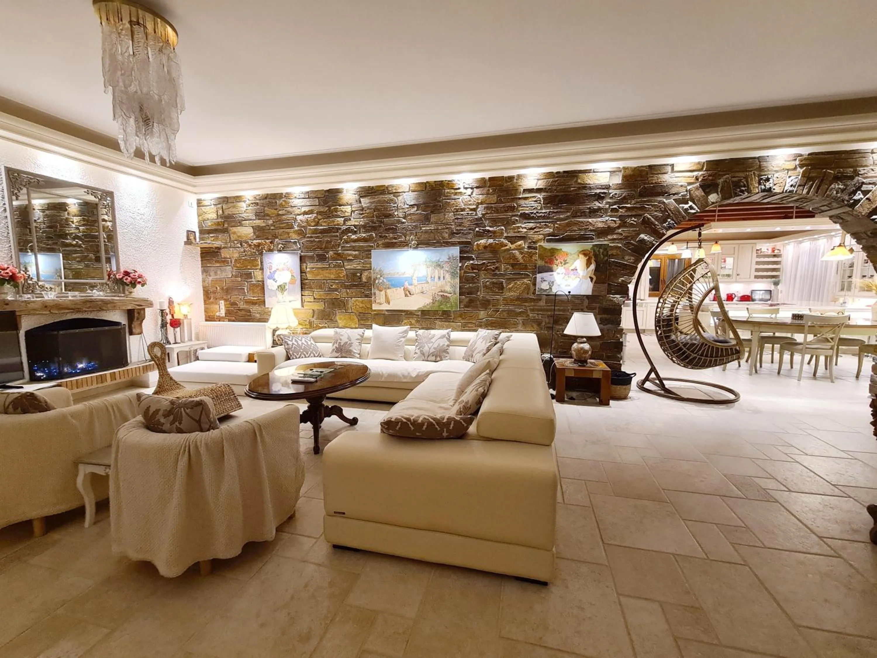 Communal lounge/ TV room in Villa Pari Manda