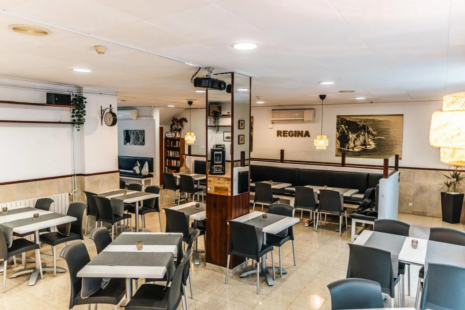 Restaurant/places to eat in Hostal Regina