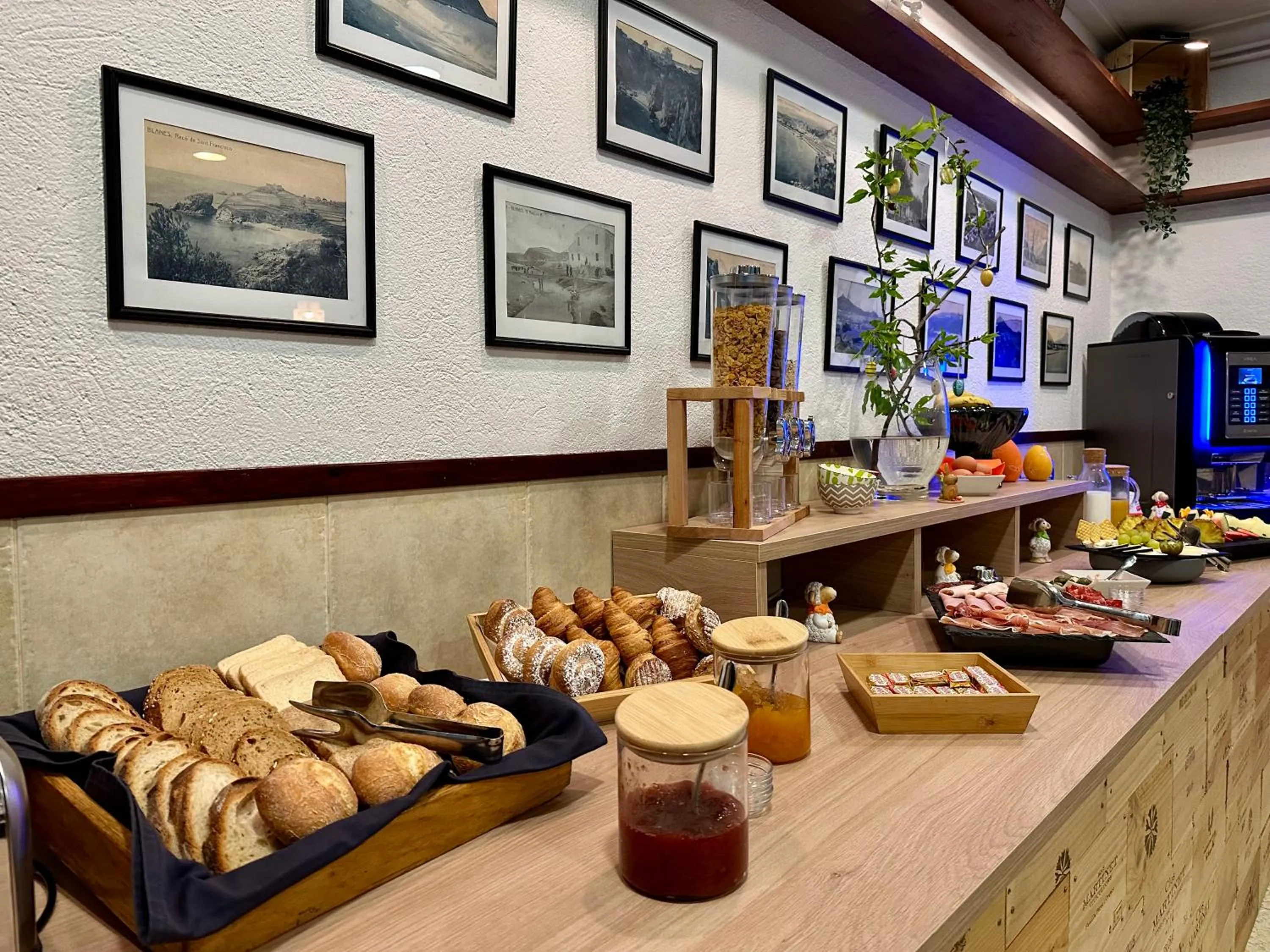 Buffet breakfast in Hostal Regina