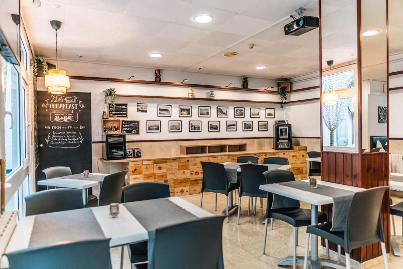 Restaurant/places to eat in Hostal Regina