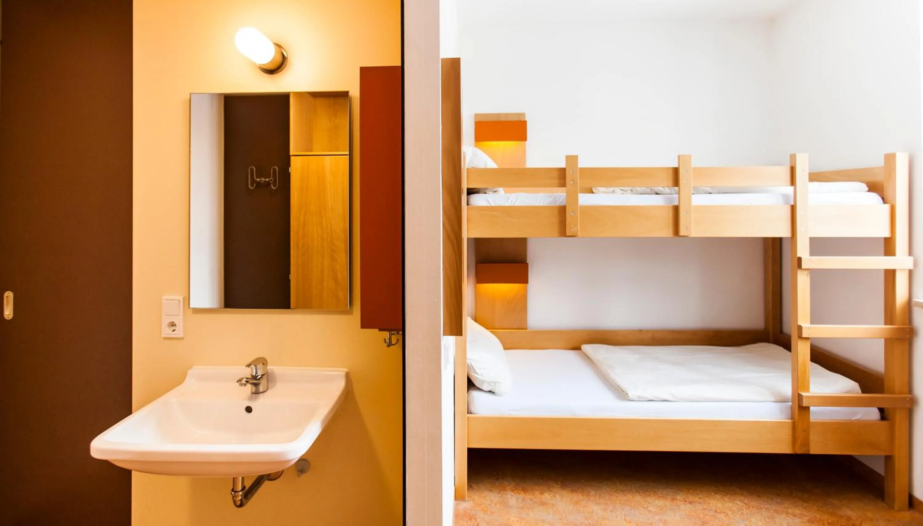 Single Room with Private Bathroom in Jugendherberge Garmisch-Partenkirchen - membership required!
