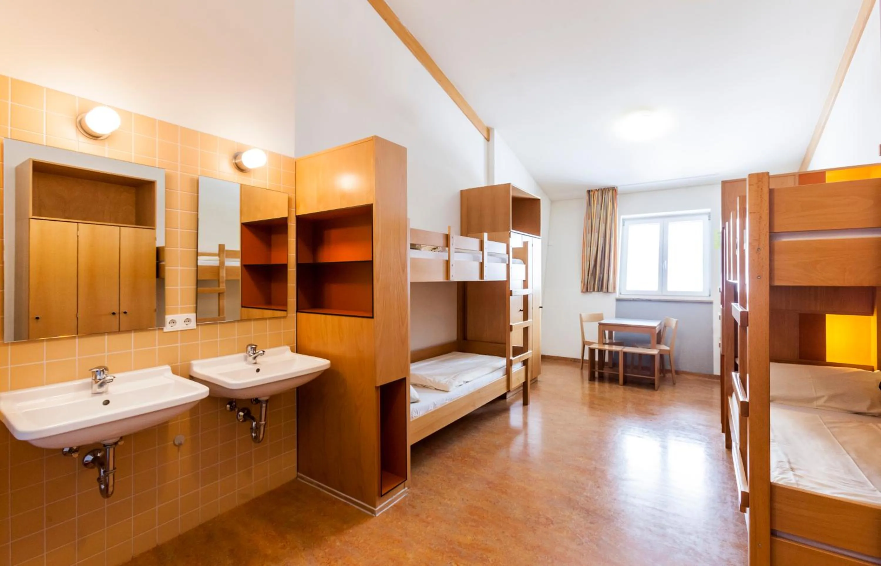 Six-Bedroom with Shared Bathroom in Jugendherberge Garmisch-Partenkirchen - membership required!