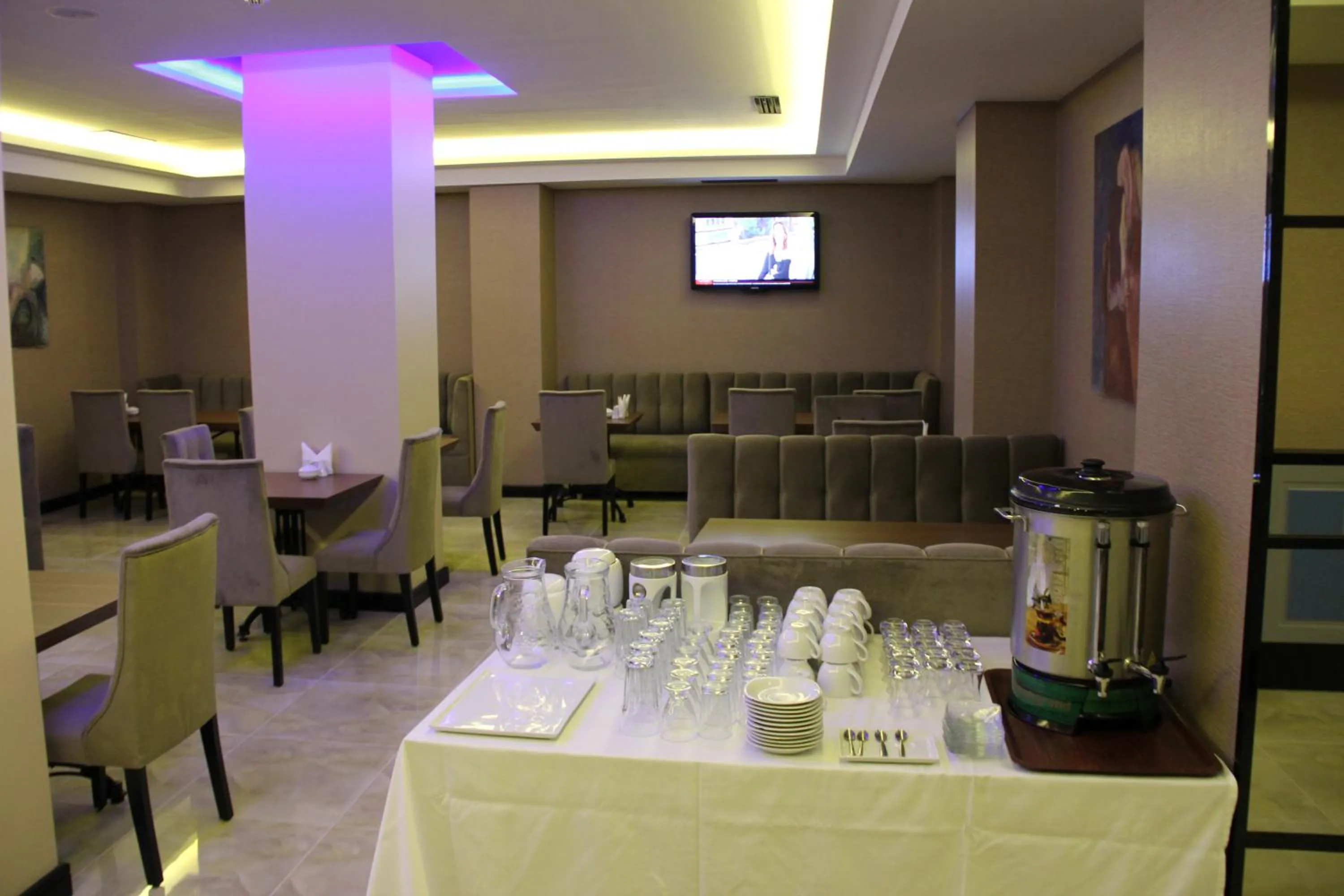 Food and drinks in Airport Residence