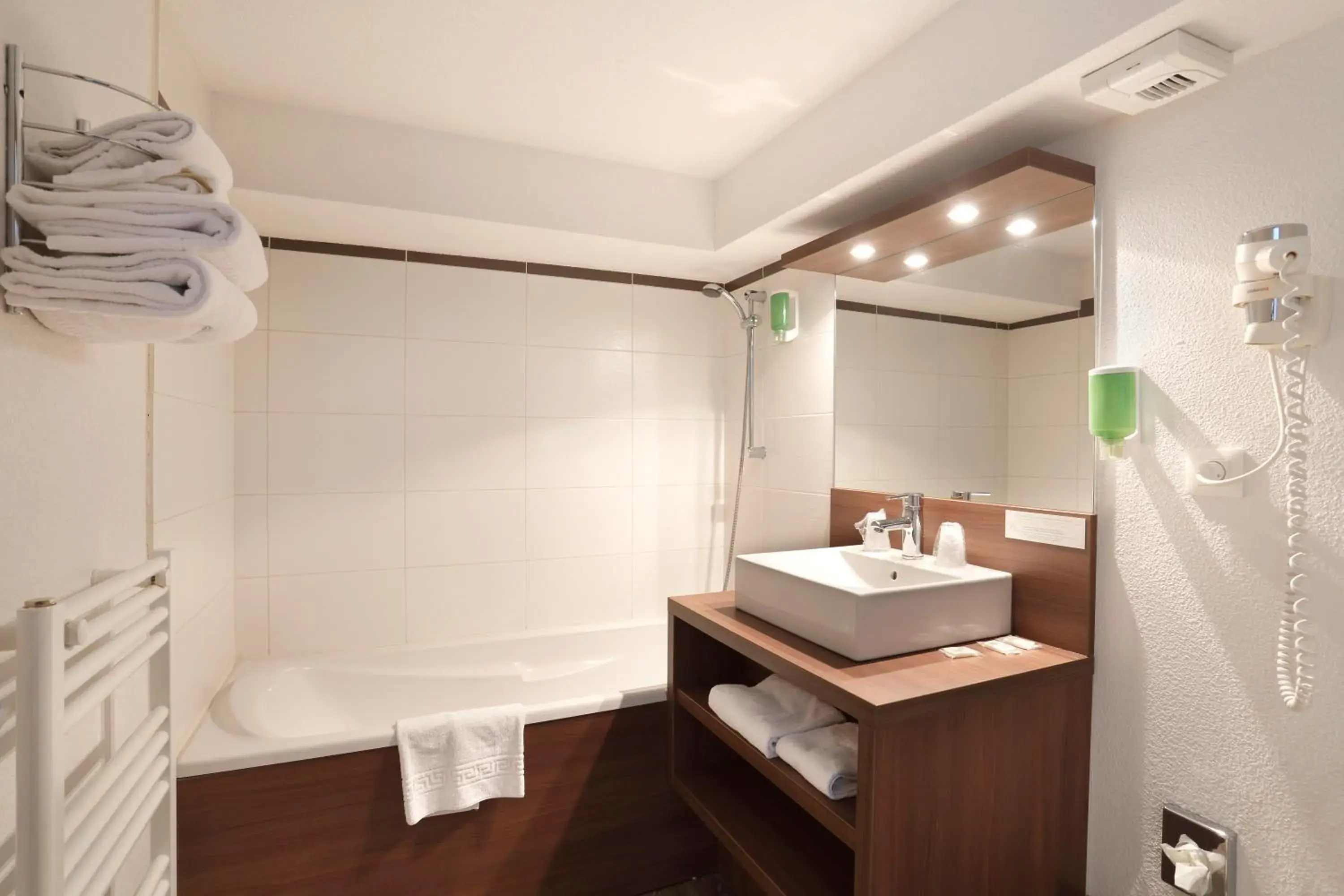 Shower, Bed in Vacancéole - Résidence Grand Massif Shower, Bed in Vacancéole - Résidence Grand Massif