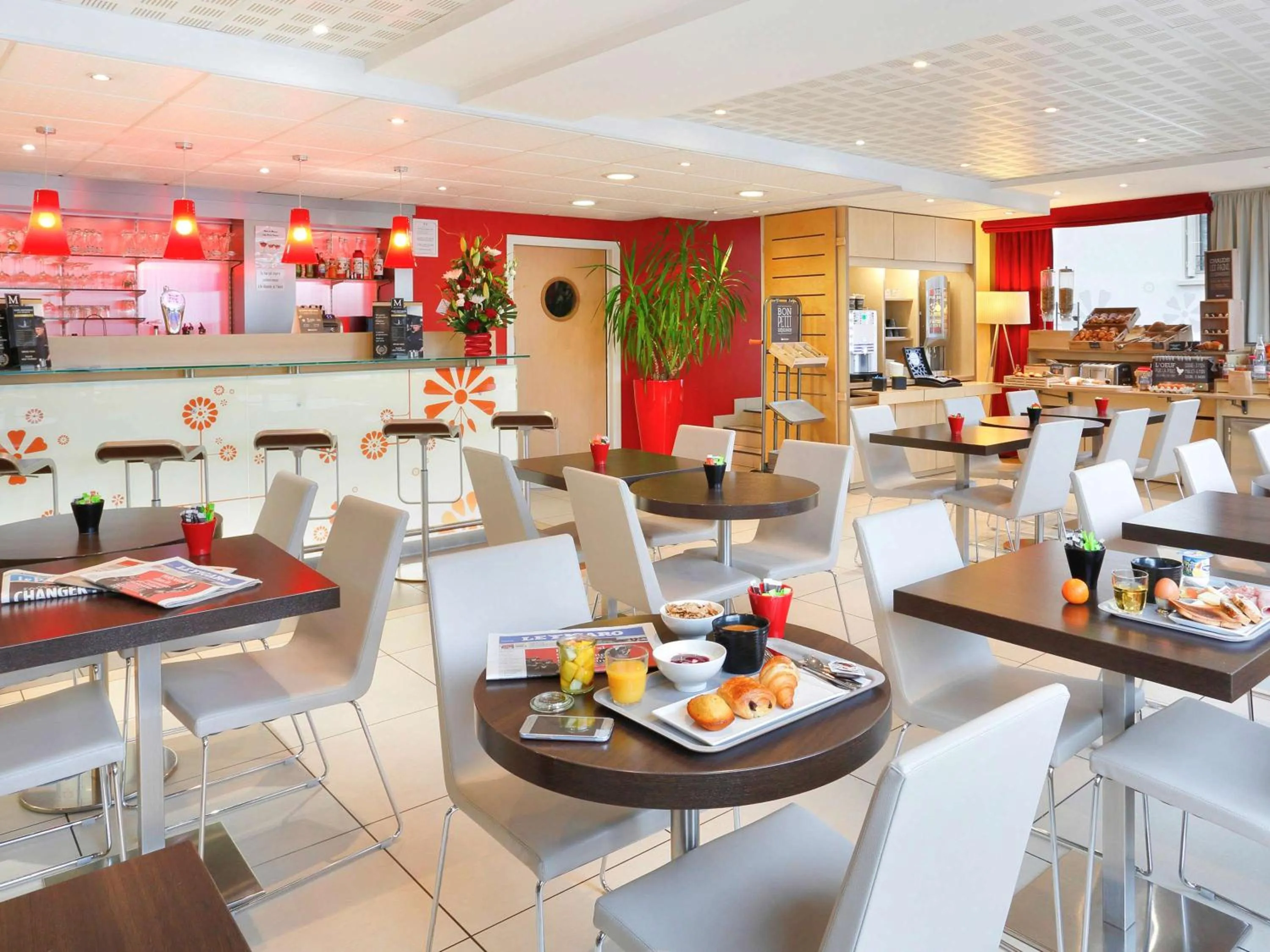 Restaurant/places to eat in ibis Etampes