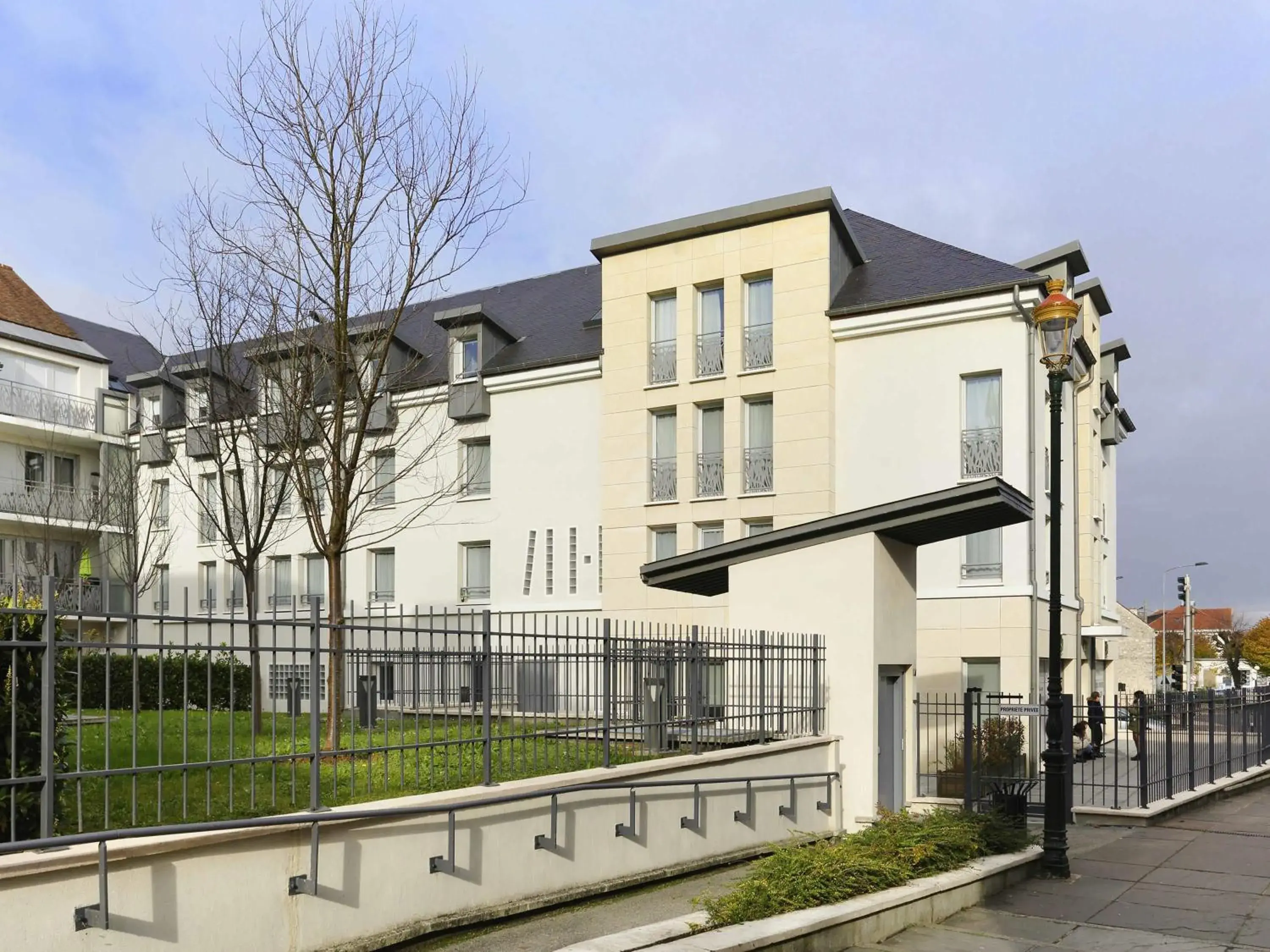 Property building in ibis Etampes Property building in ibis Etampes