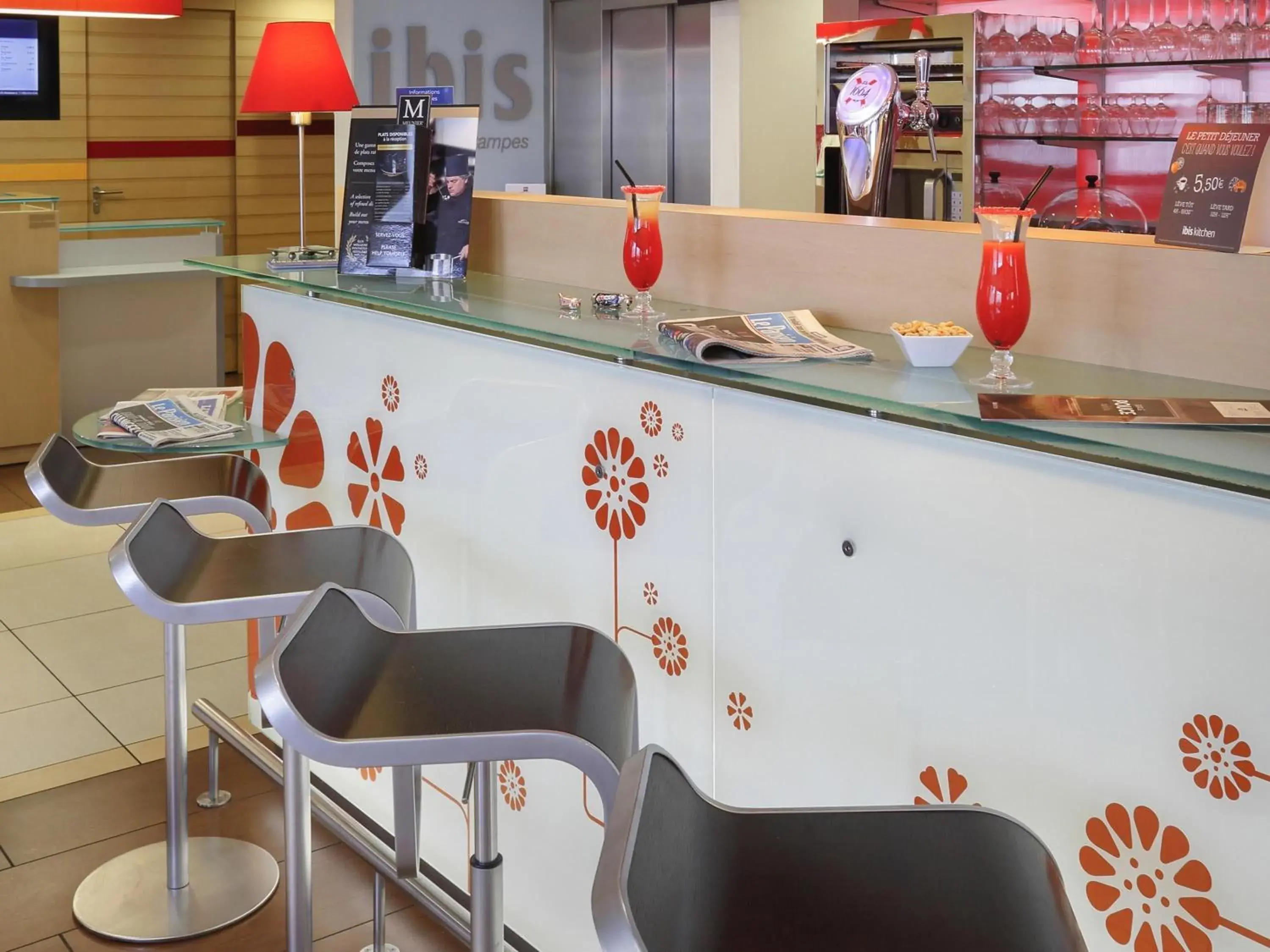Lounge or bar in ibis Etampes Lounge or bar in ibis Etampes