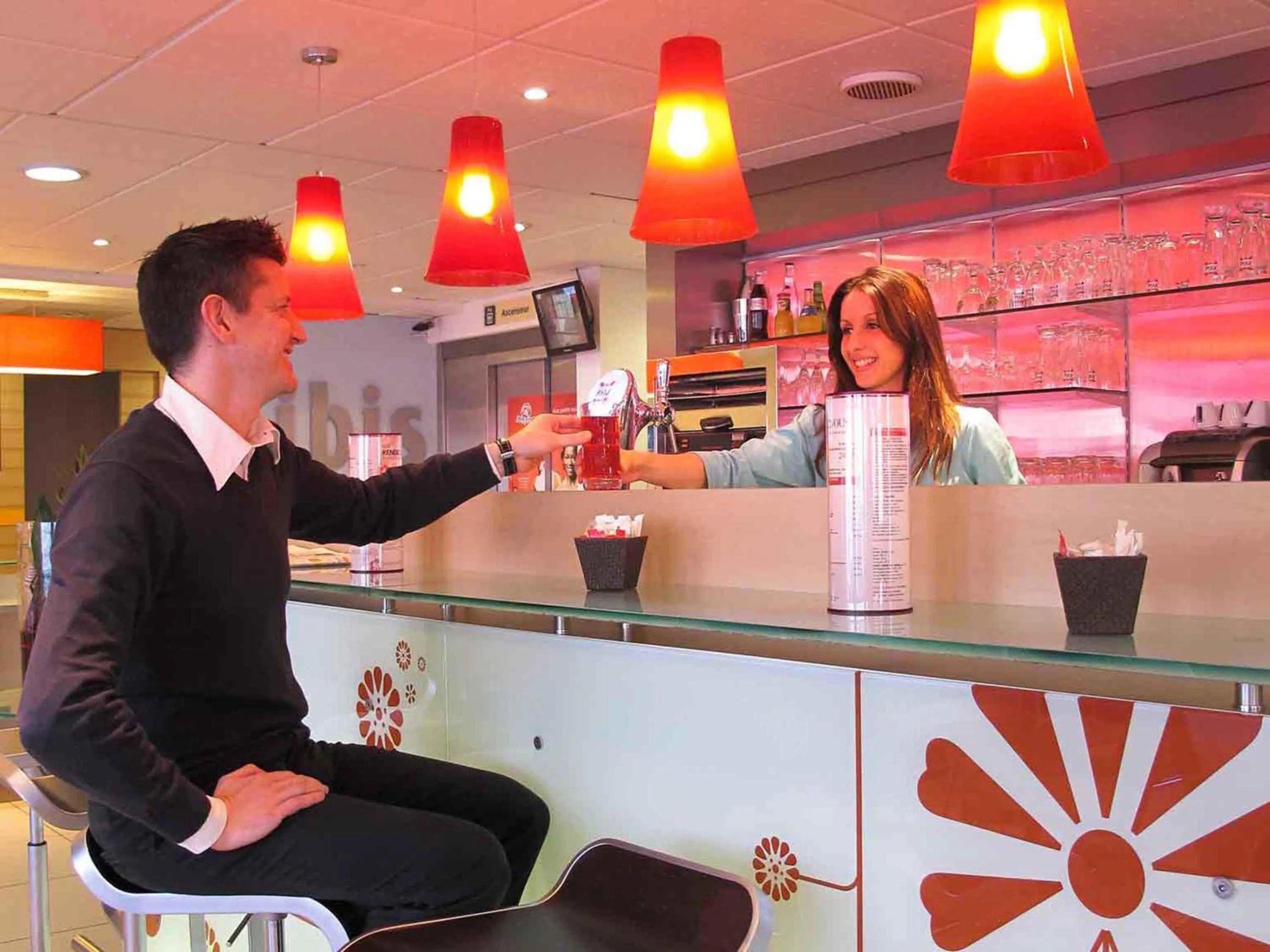 Lounge or bar in ibis Etampes