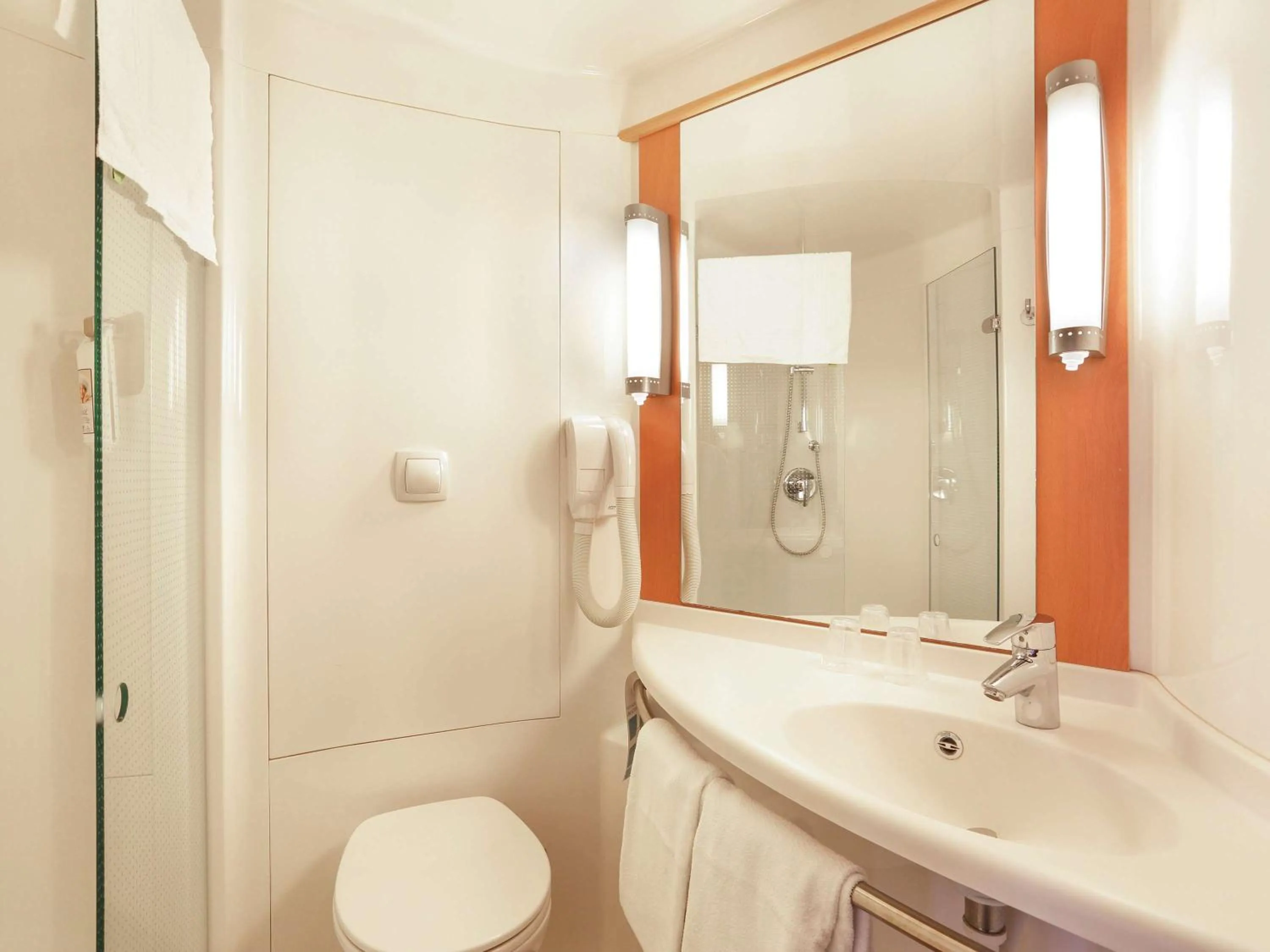 Photo of the whole room in ibis Etampes