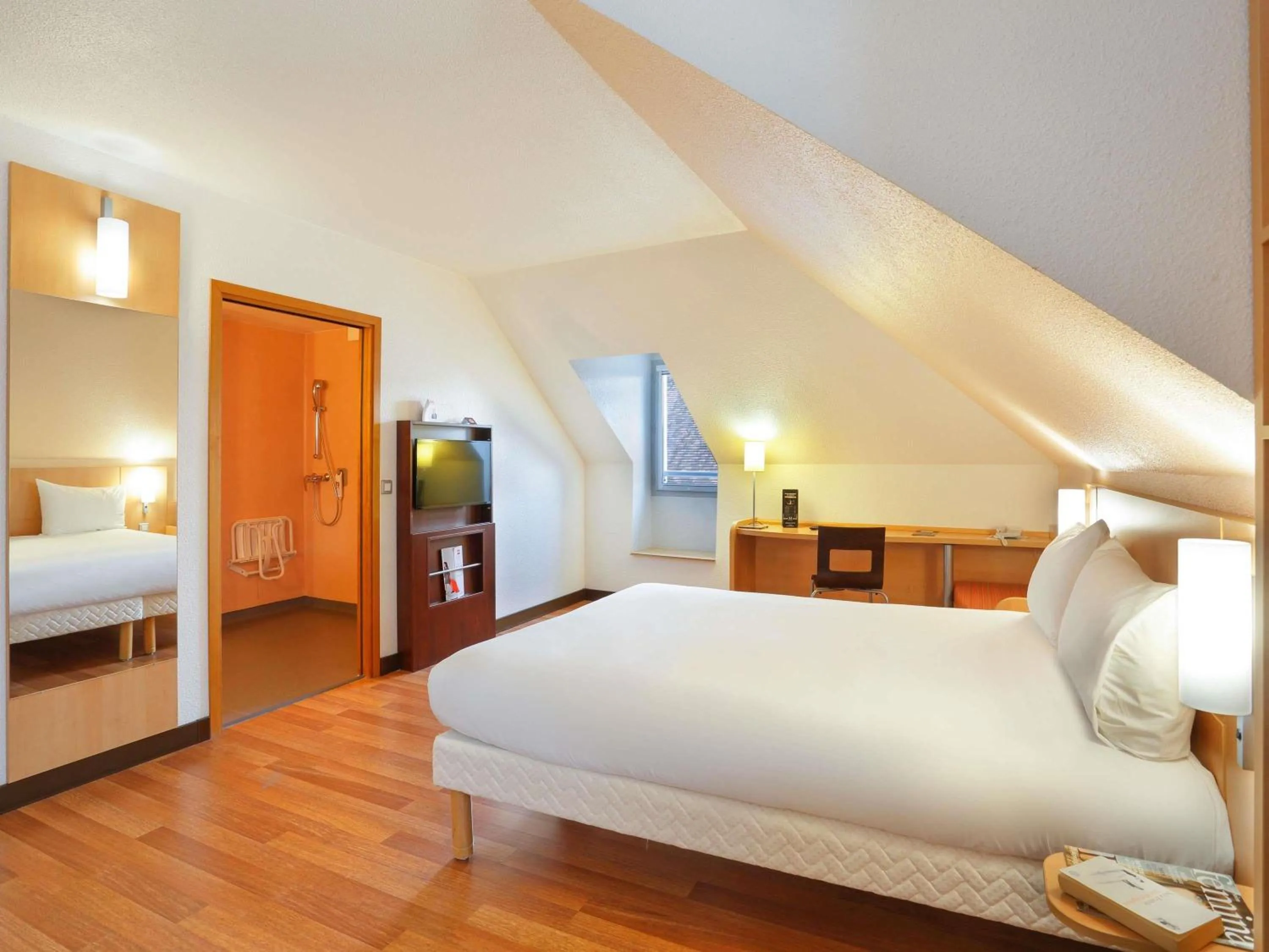 Bedroom, Bed in ibis Etampes