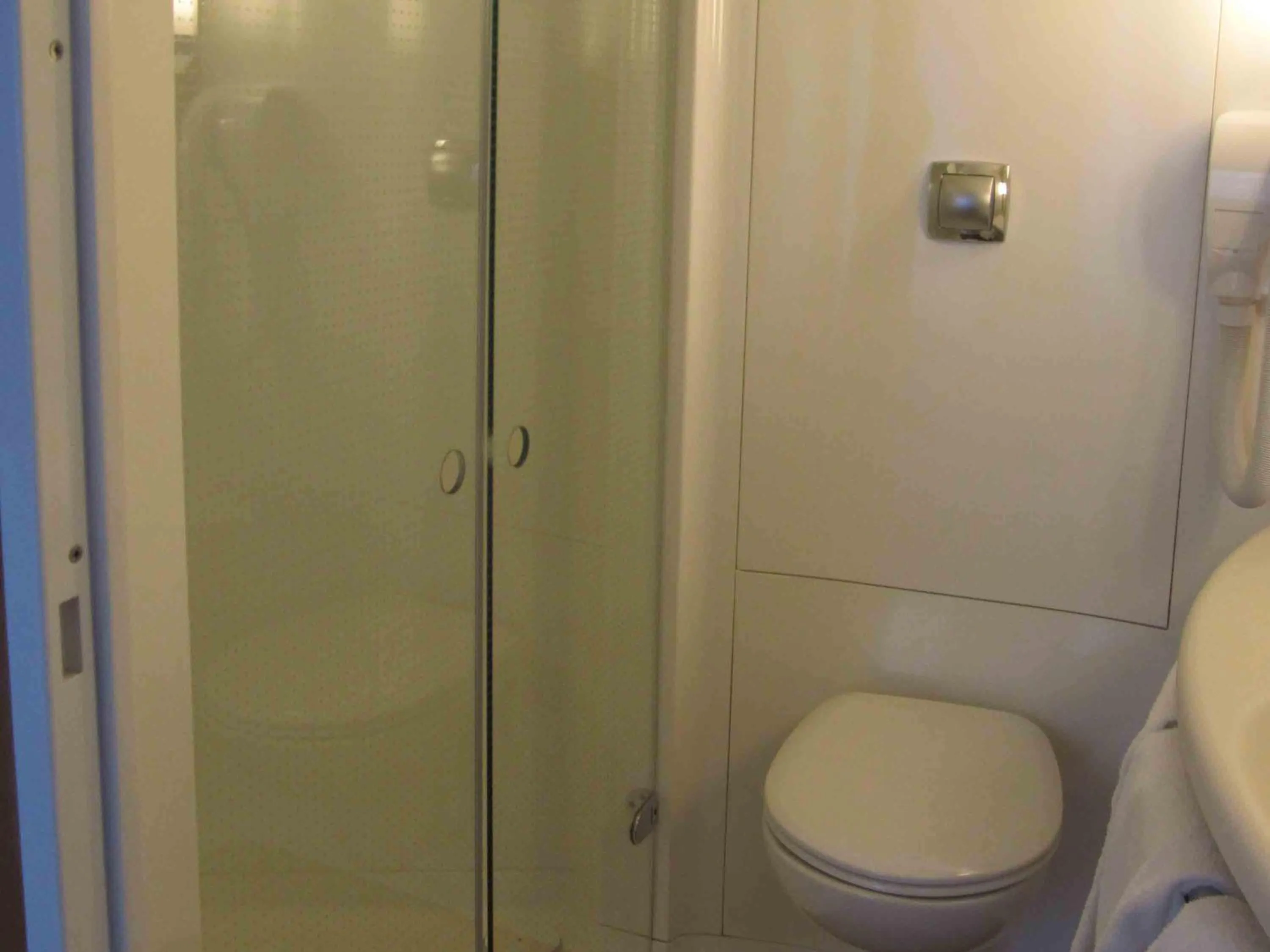 Bedroom in ibis Etampes