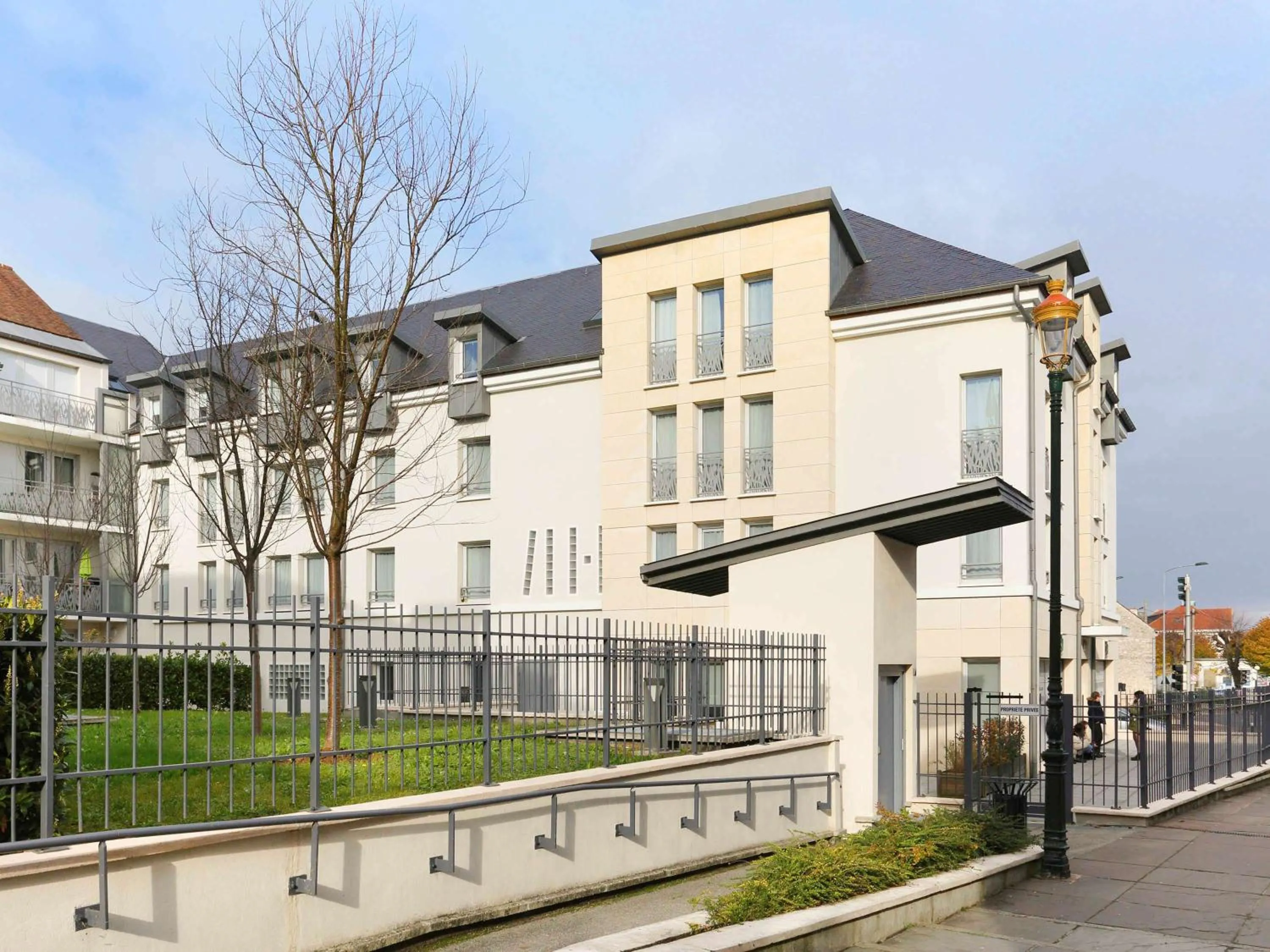 Property building in ibis Etampes