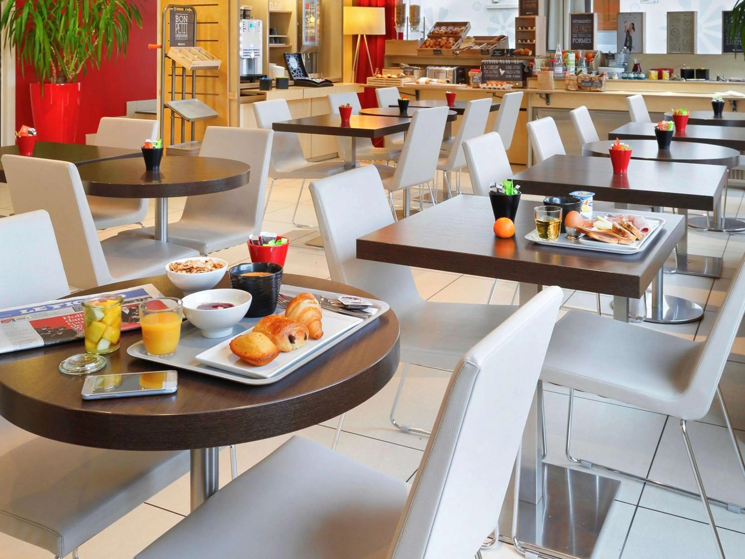 Restaurant/places to eat in ibis Etampes