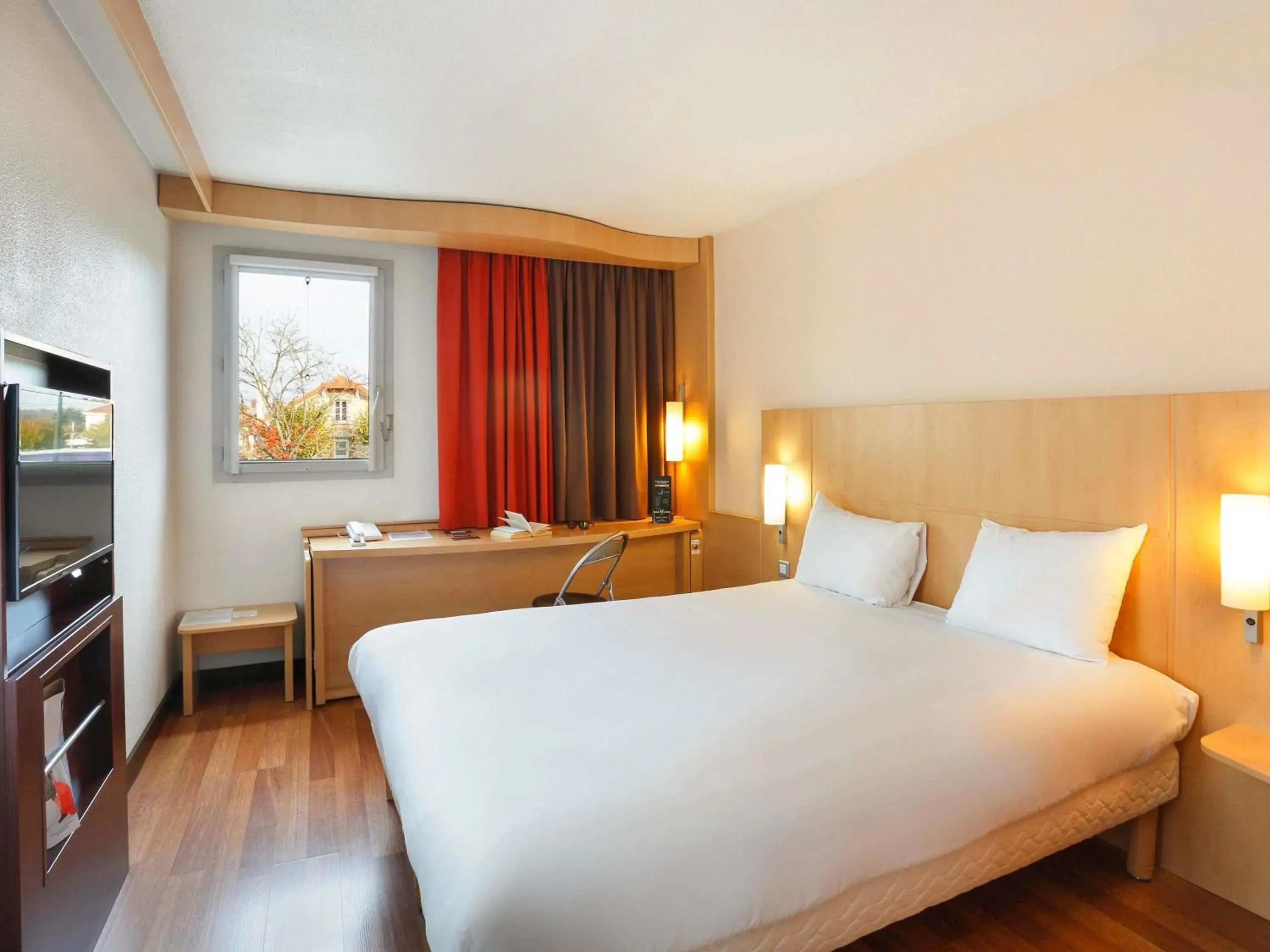 Bedroom, Bed in ibis Etampes Bedroom, Bed in ibis Etampes