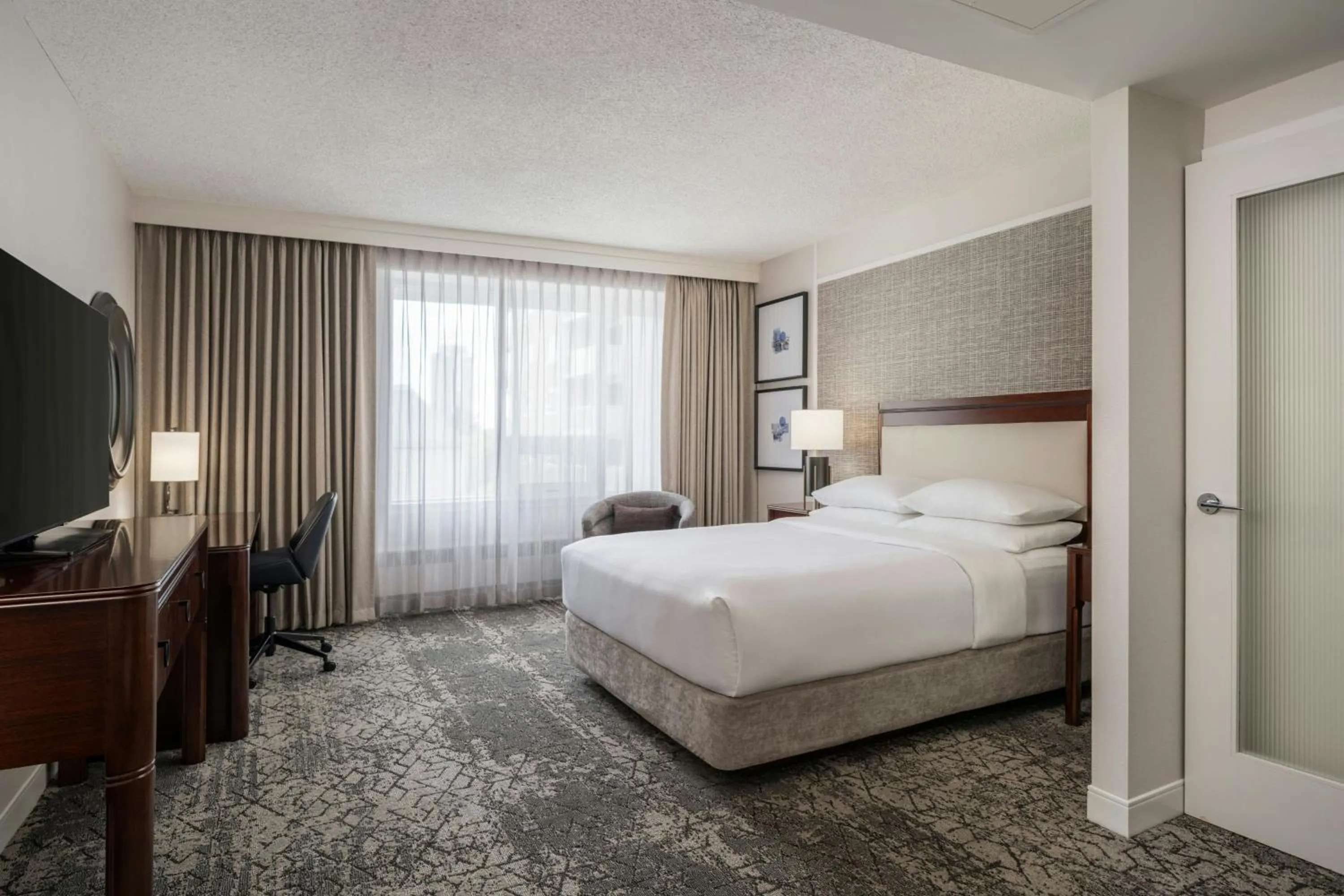 Photo of the whole room, Bed in Sheraton Cavalier Saskatoon Hotel