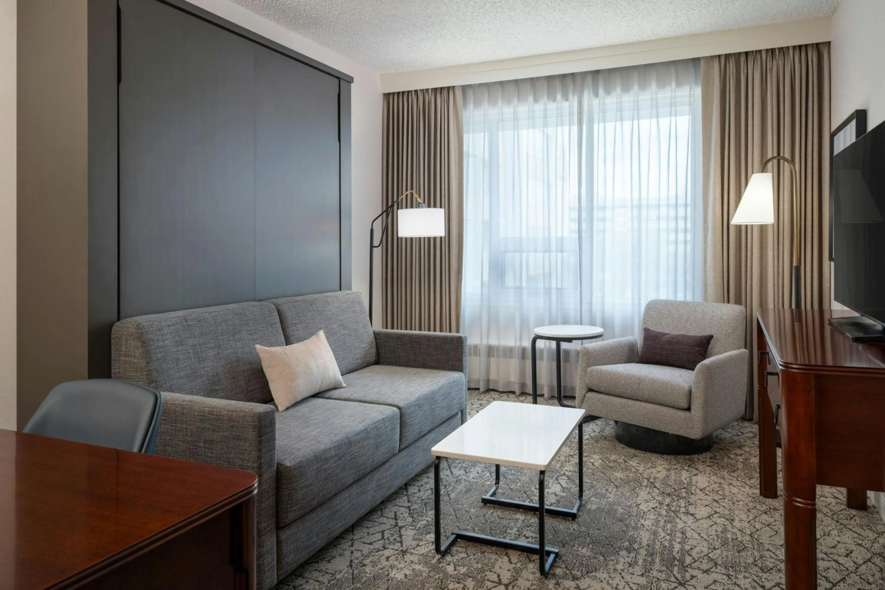 Living room in Sheraton Cavalier Saskatoon Hotel