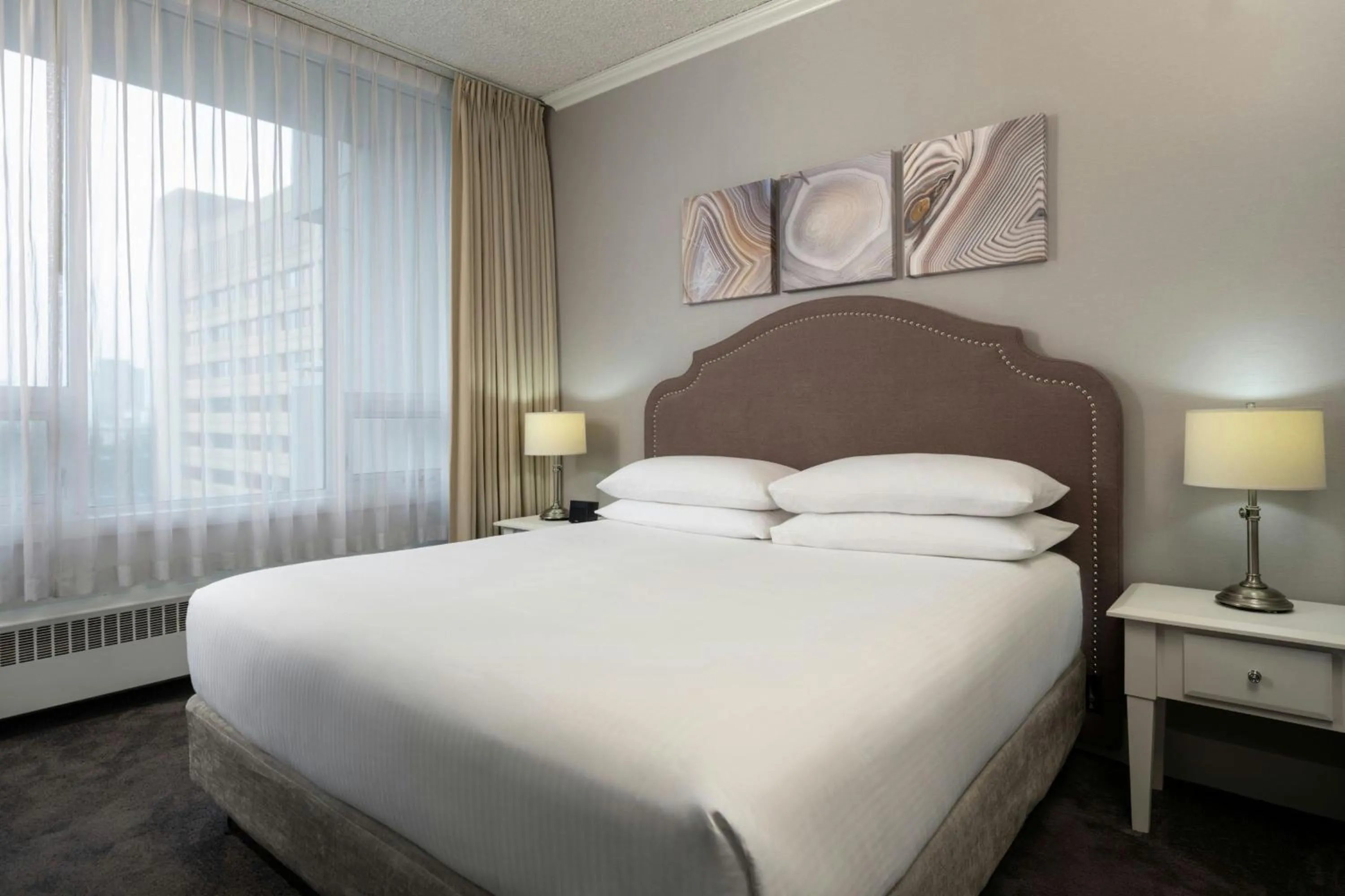 Photo of the whole room, Bed in Sheraton Cavalier Saskatoon Hotel