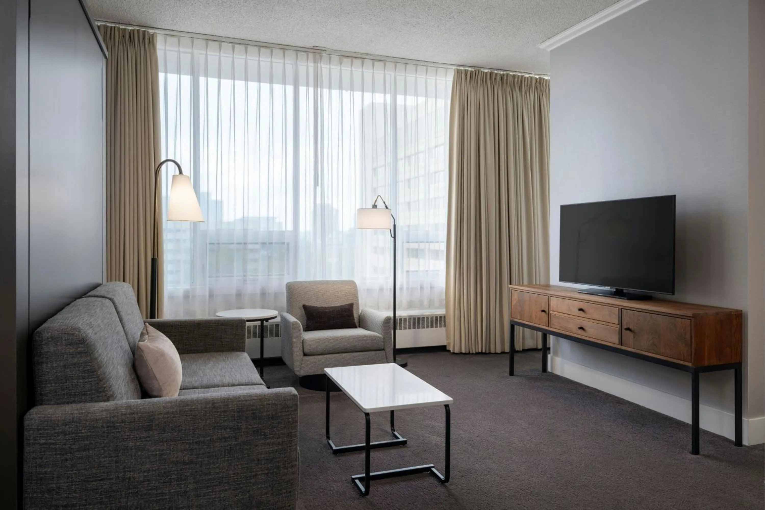 Living room in Sheraton Cavalier Saskatoon Hotel