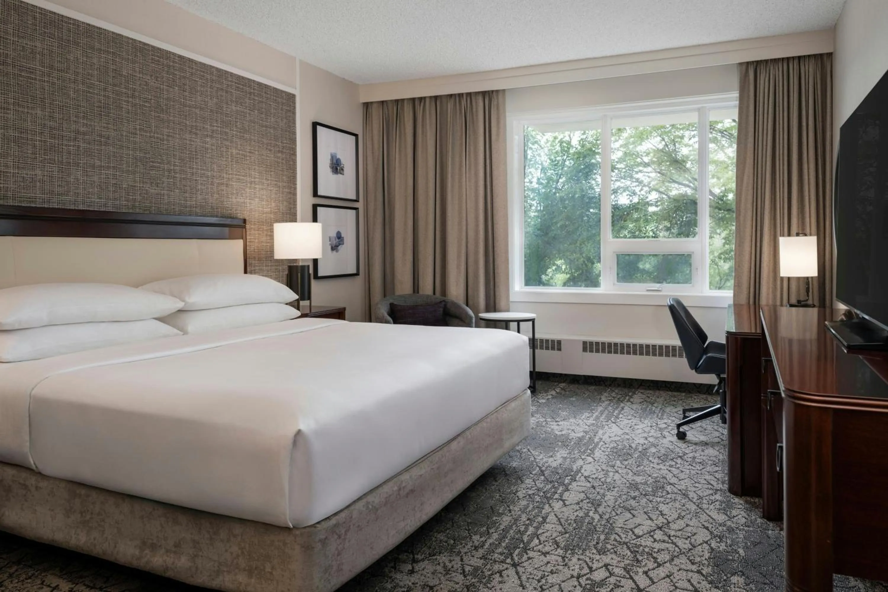 Photo of the whole room, Bed in Sheraton Cavalier Saskatoon Hotel