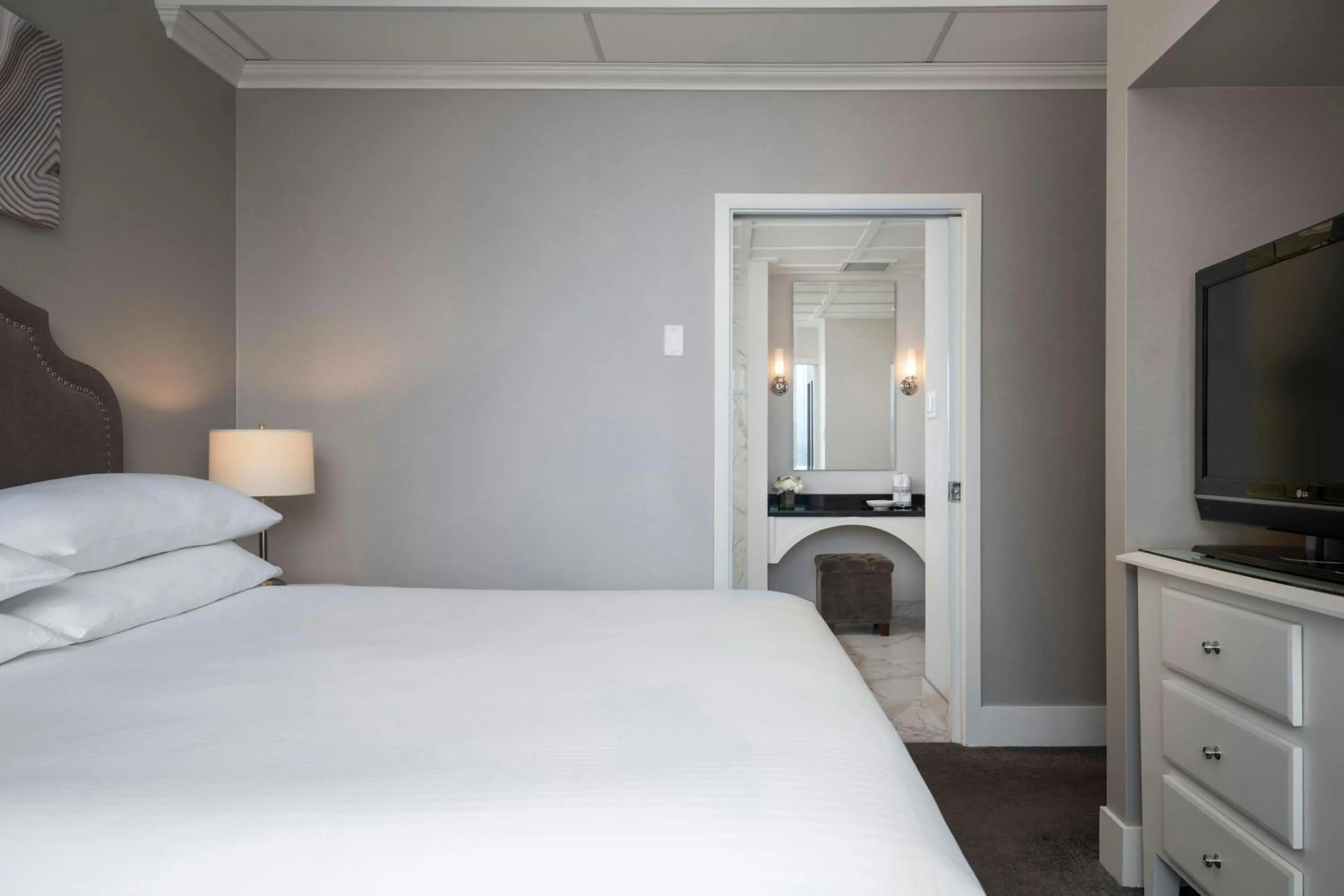 Photo of the whole room, Bed in Sheraton Cavalier Saskatoon Hotel