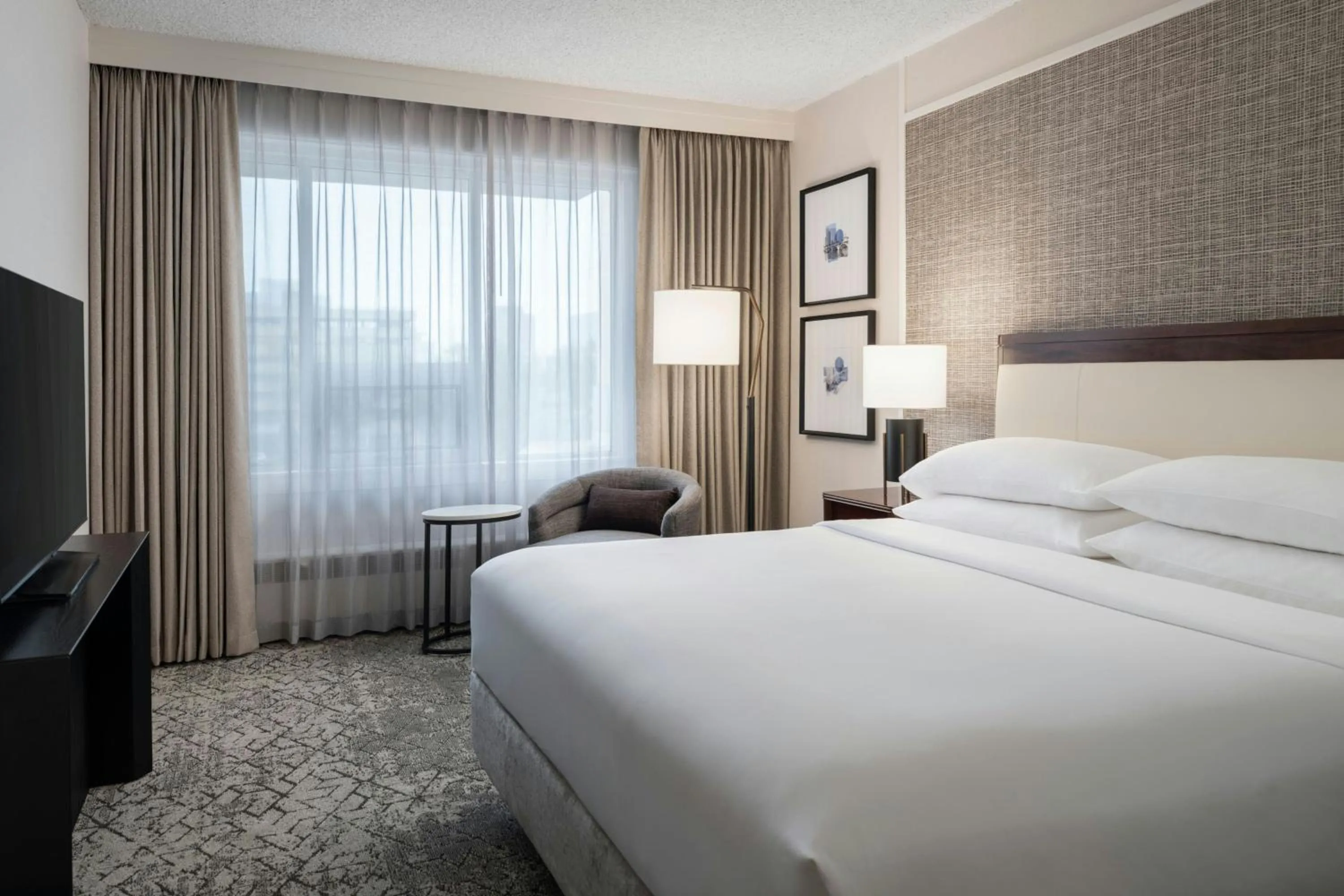 Bedroom, Bed in Sheraton Cavalier Saskatoon Hotel