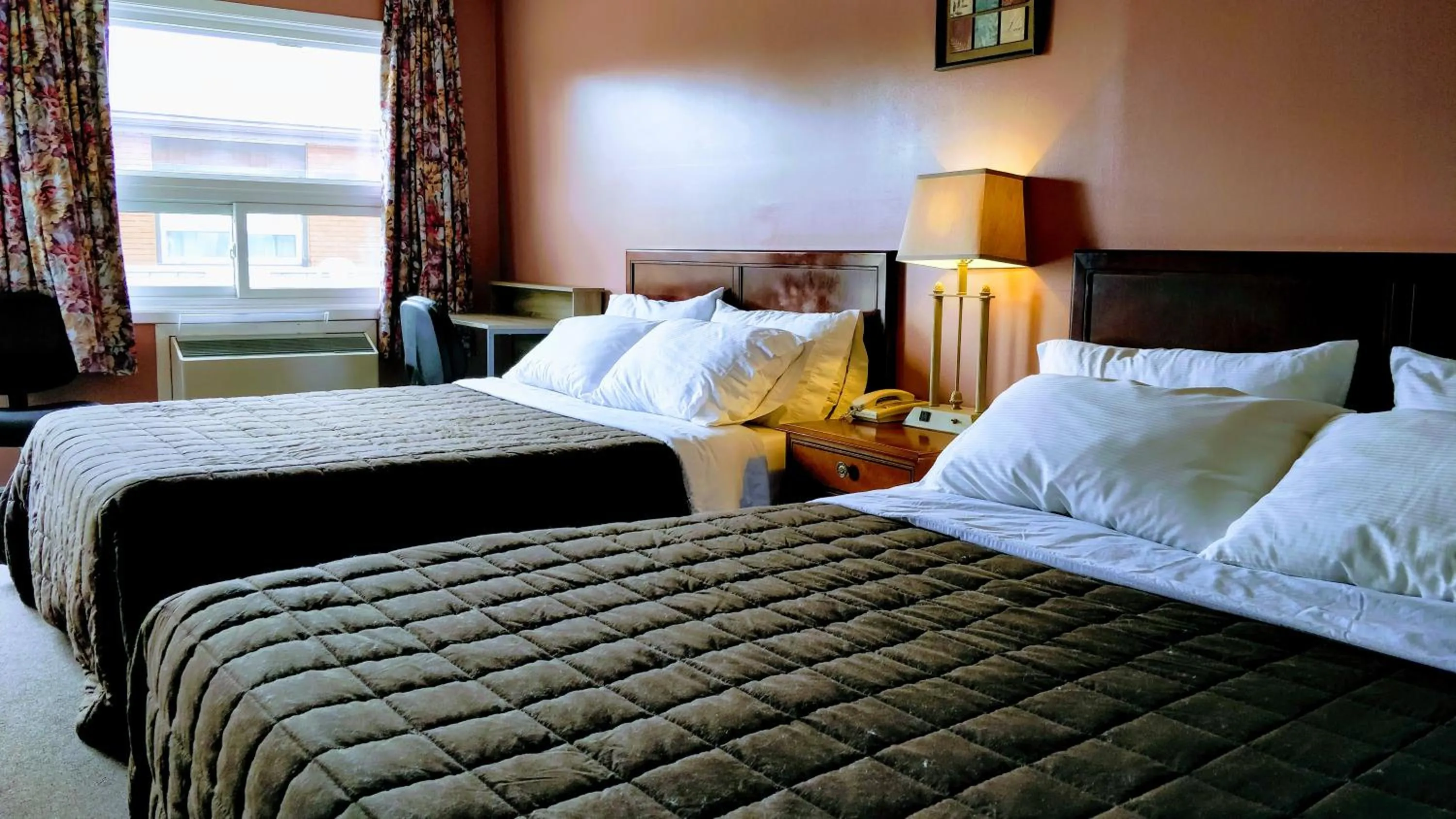 Bed in Kings Inn Midland