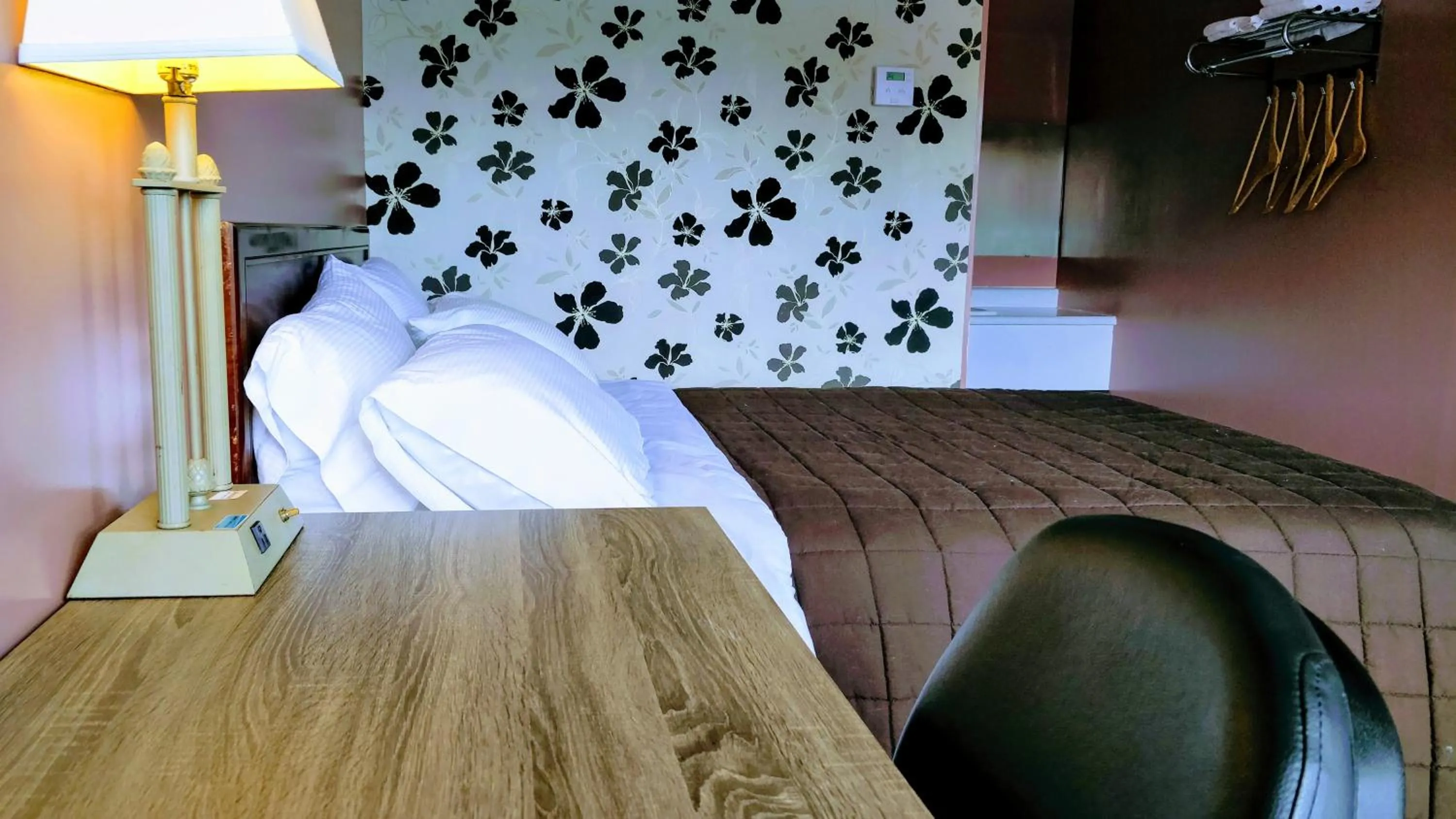 Bed in Kings Inn Midland